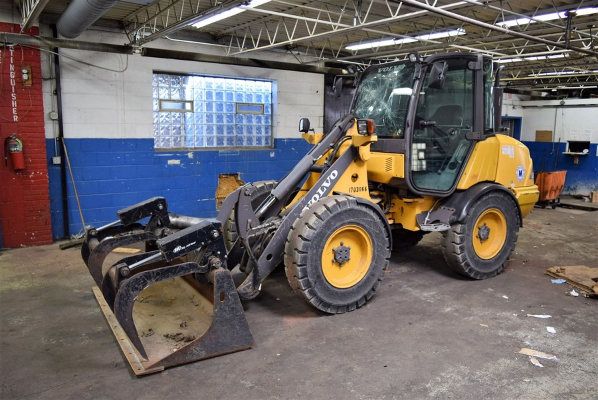 VOLVO L20BP WHEEL LOADER S/N: VCE0L20BC01703066 (2008) GRAPPLE BUCKET, A/C CAB, 11-20 SOLID TIRES, - Image 5 of 13