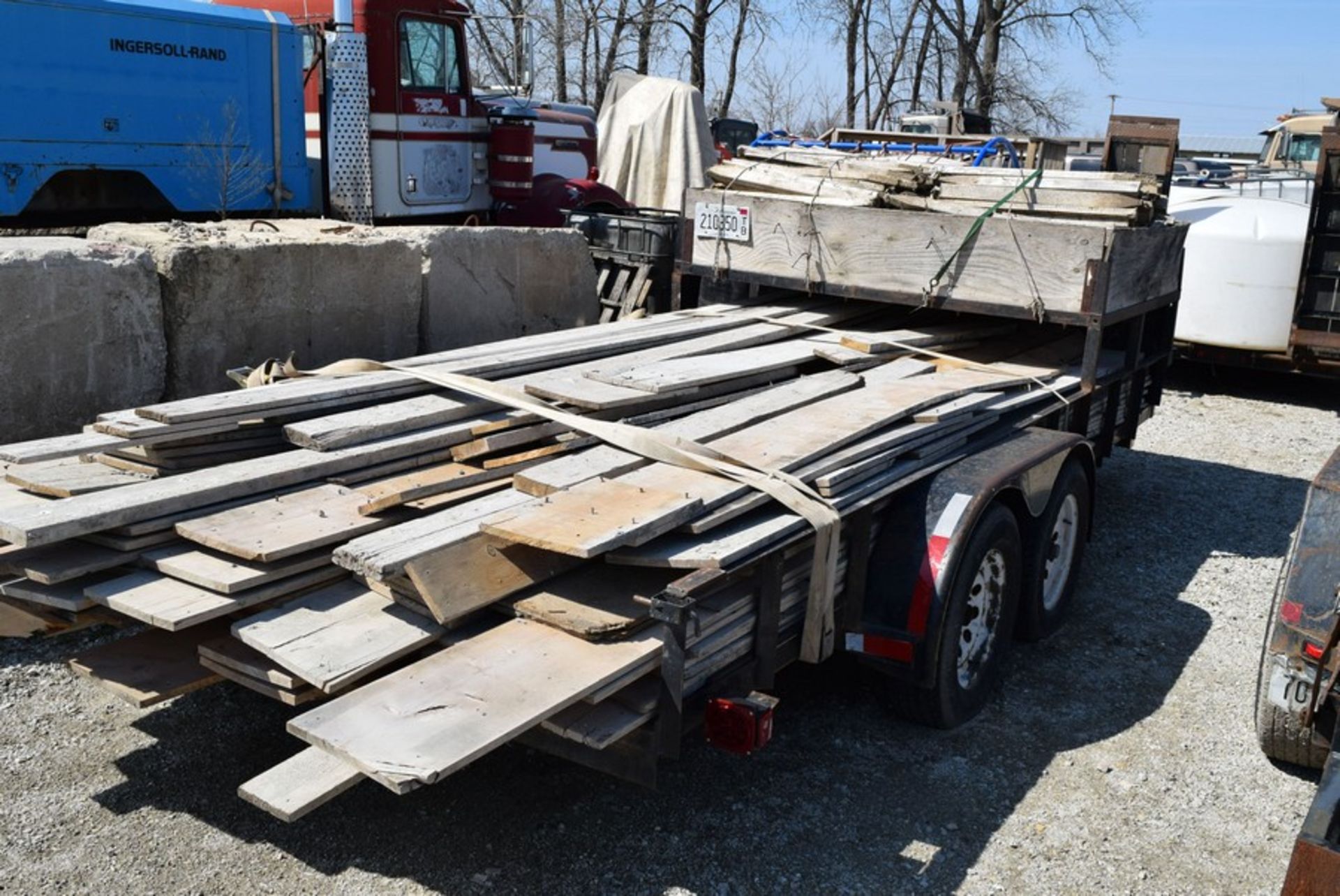 CARRY-ON TRAILER 16' T/A EQUIPMENT TRAILER VIN: 4YMUL162776091581 (2007) 16' BED, ASSORTED WOOD - Image 2 of 4