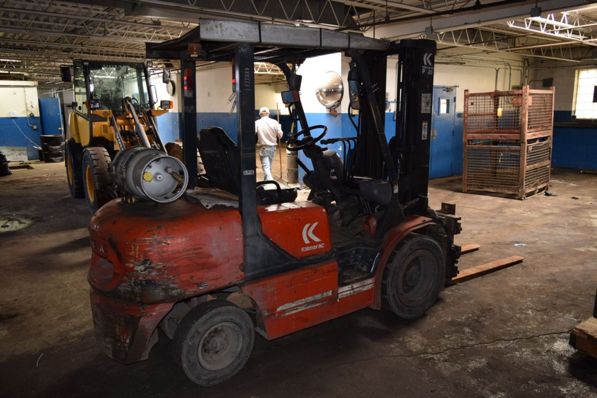 KALMAR P-60BXHPS 6,000LB DUAL FUEL FORK LIFT TRUCK S/N: 590071A, TRIPLE MAST, S/SHIFT, ROTARY FORK - Image 4 of 8