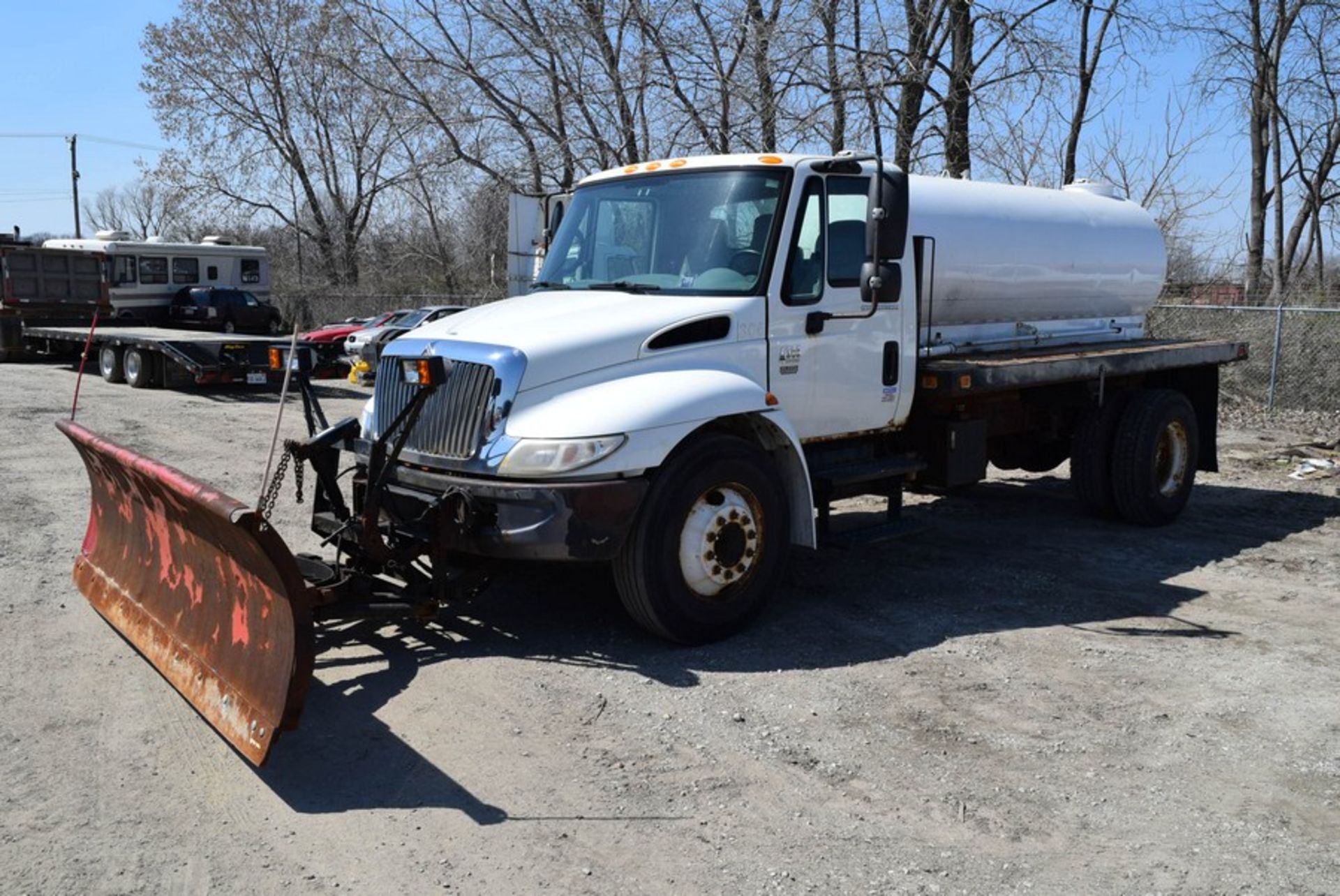 INTERNATIONAL 4300 14' S/A FLATBED TRUCK VIN: 1FTMMAAM52H389772 (2002) DT466, A/T, 14' FLATBED,