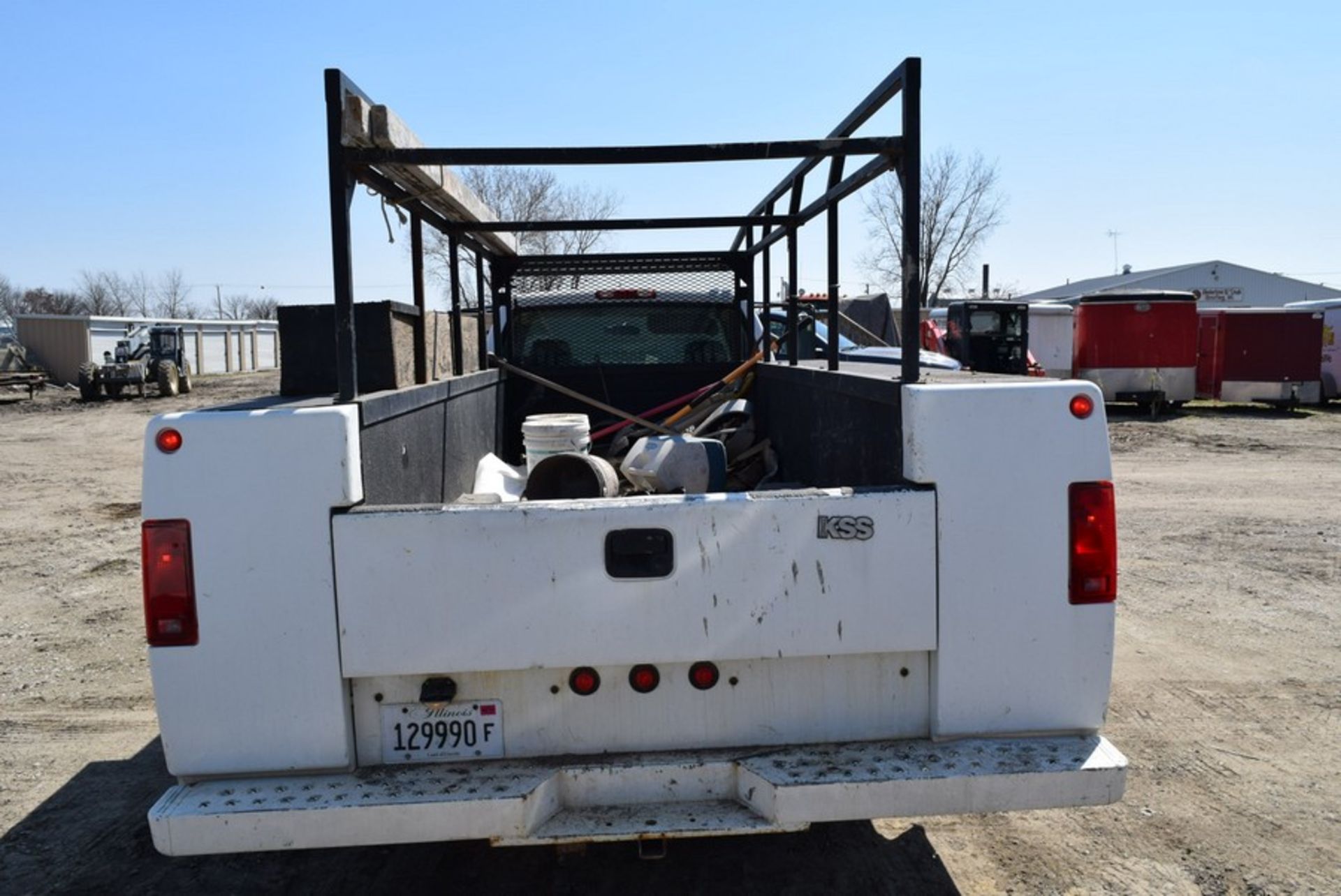 CHEVROLET 3500 SILVERADO UTILITY TRUCK VIN: 1GBJC34U84E271671 (2004) V8, A/T, 9' UTILITY BODY, - Image 3 of 10