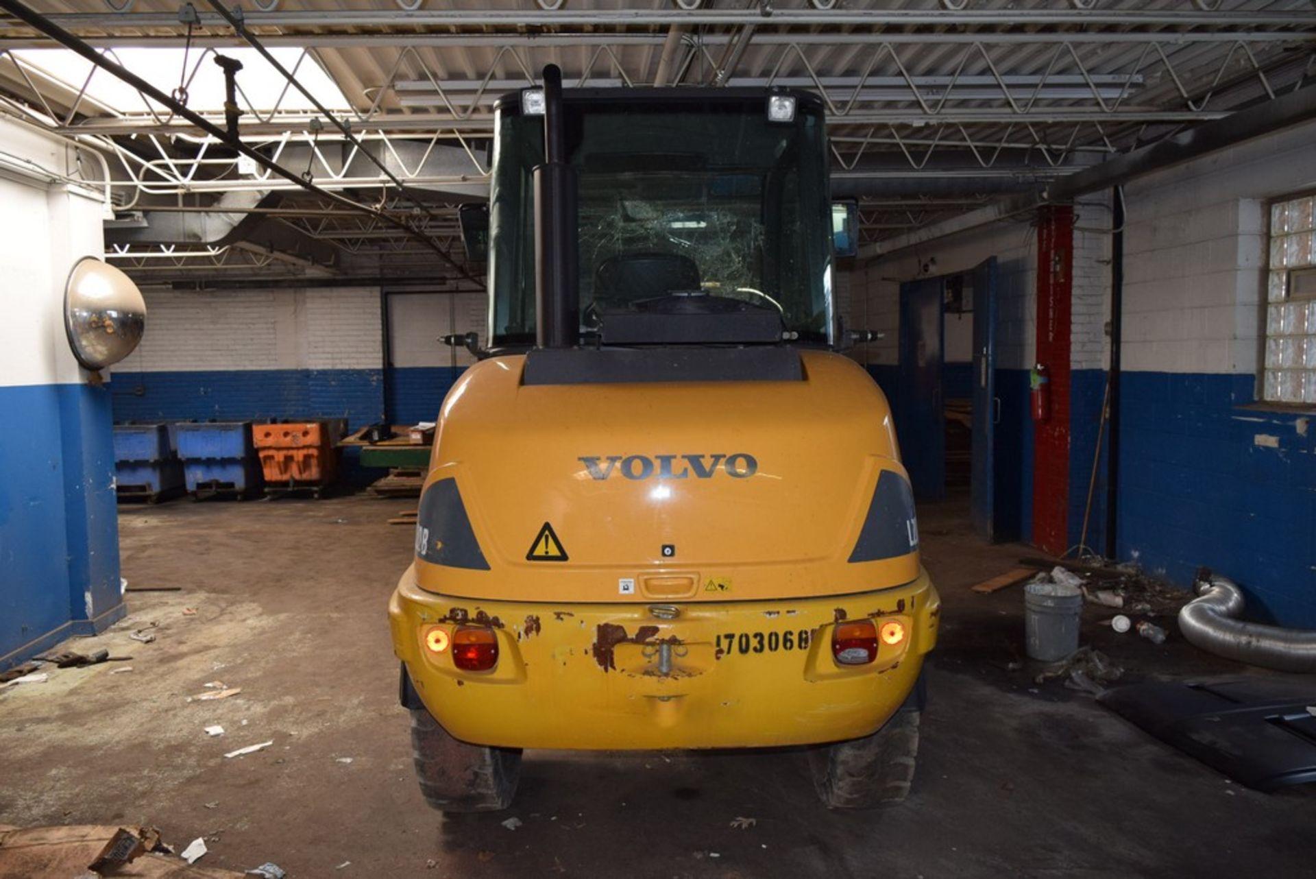 VOLVO L20BP WHEEL LOADER S/N: VCE0L20BC01703066 (2008) GRAPPLE BUCKET, A/C CAB, 11-20 SOLID TIRES, - Image 4 of 13