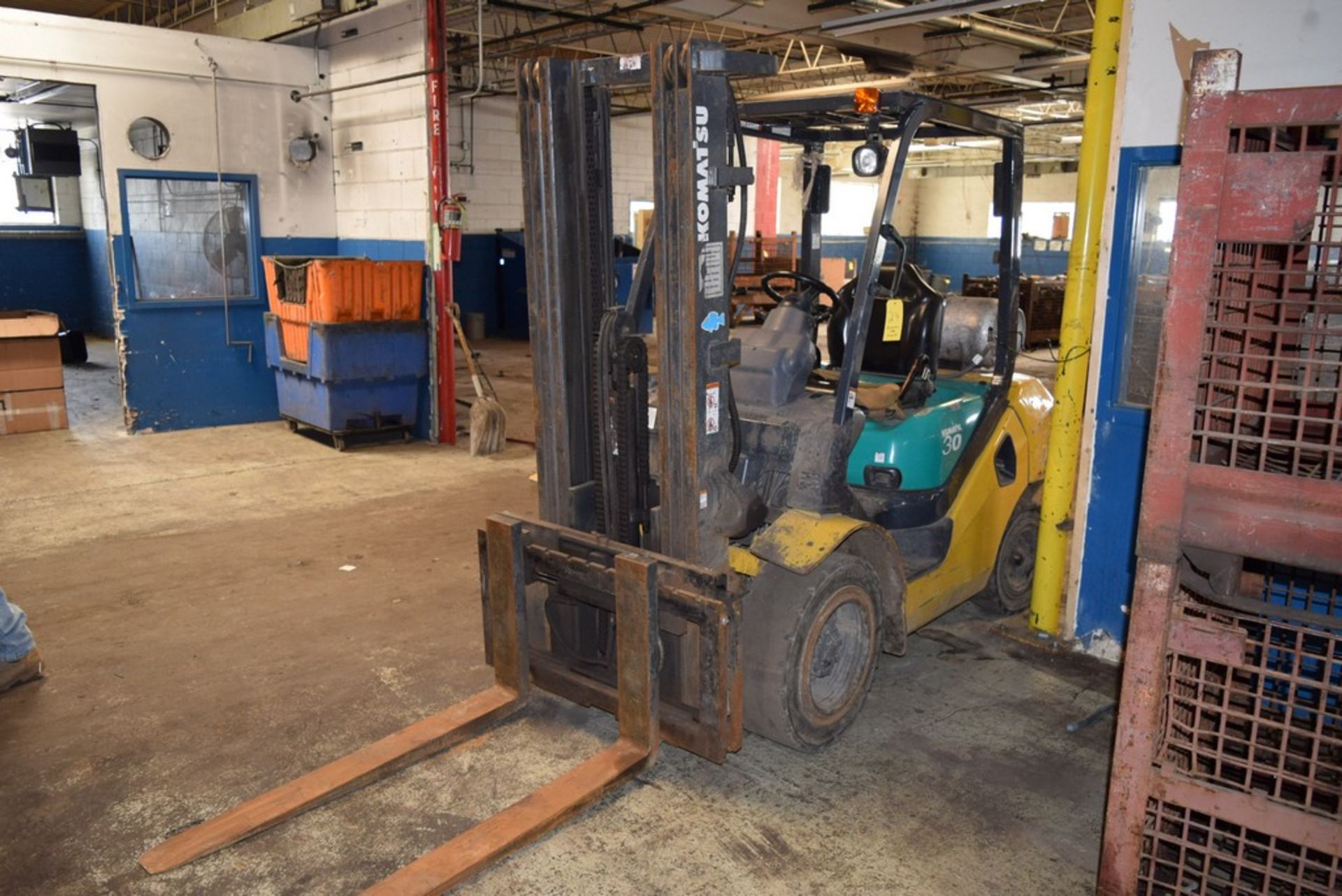 KOMATSU FG30HT-16 6,000LB DUAL FUEL FORK LIFT TRUCK S/N: 222901A, TRIPLE MAST, S/SHIFT, SOLID TIRES, - Image 5 of 9