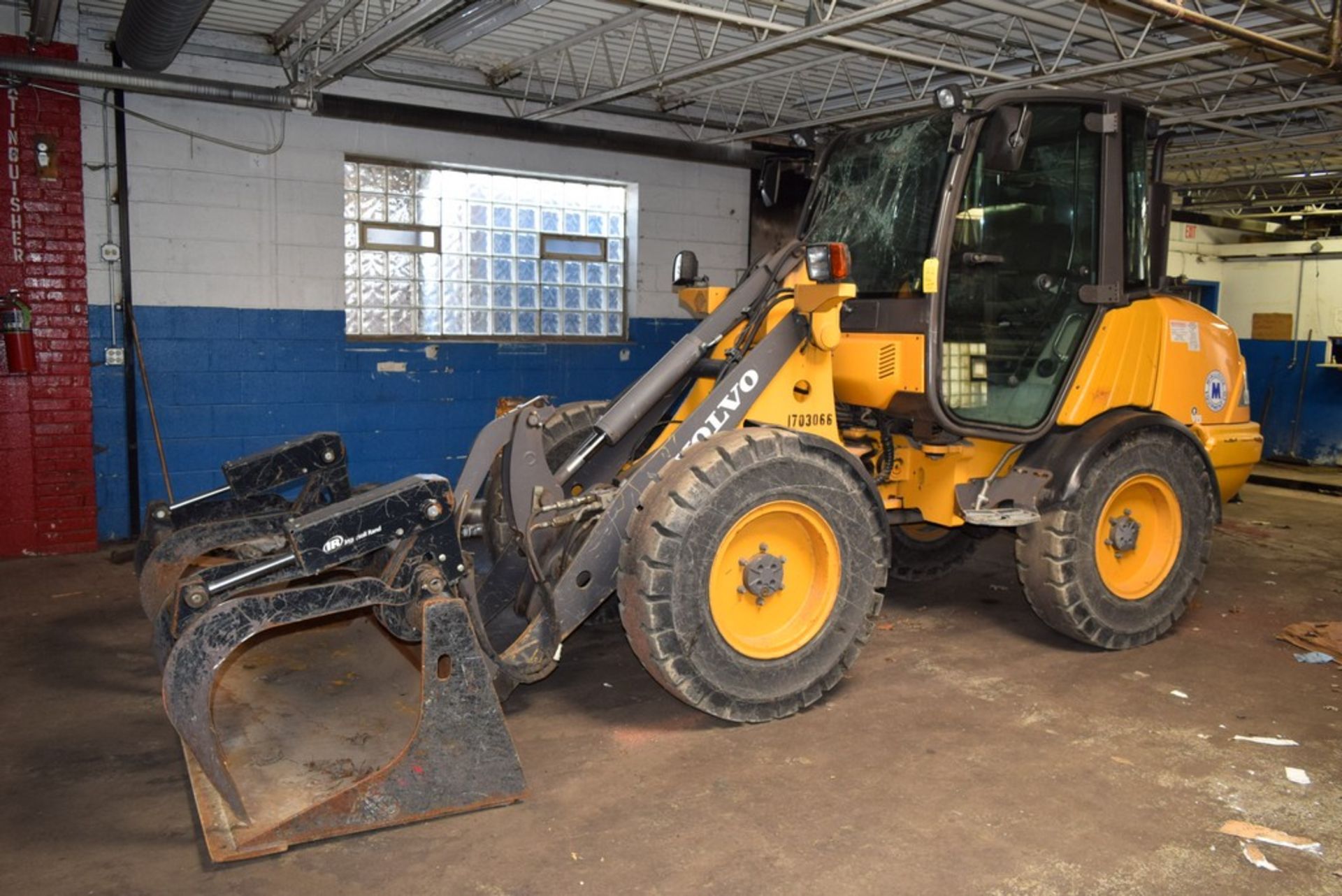 VOLVO L20BP WHEEL LOADER S/N: VCE0L20BC01703066 (2008) GRAPPLE BUCKET, A/C CAB, 11-20 SOLID TIRES,