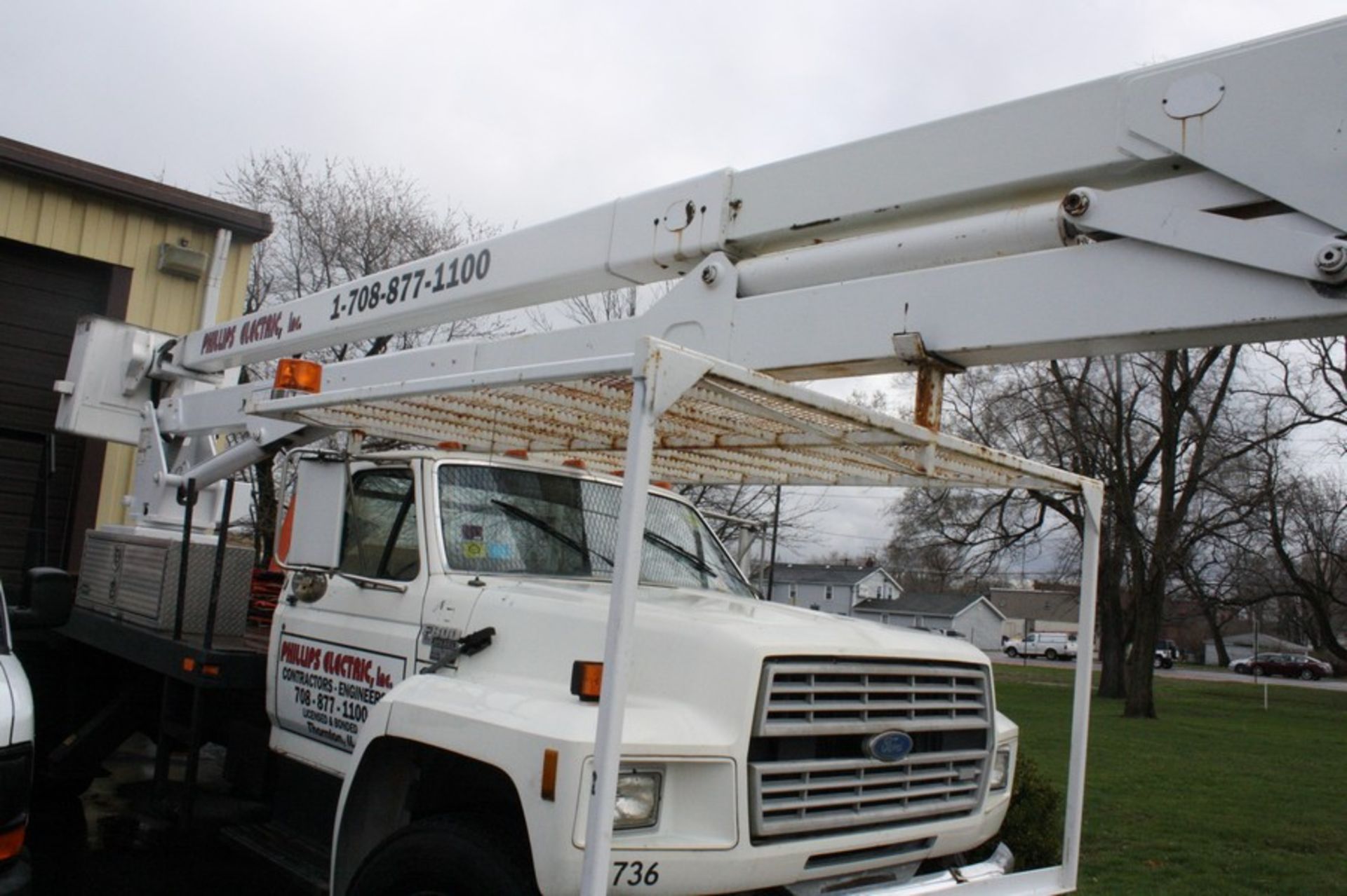 1992 FORD F800 BUCKET TRUCK, SINGLE AXLE, VIN 1FDPK84A7PVA05392, 7.8 L TURBO DIESEL, EATON FS6206A 6 - Image 2 of 10