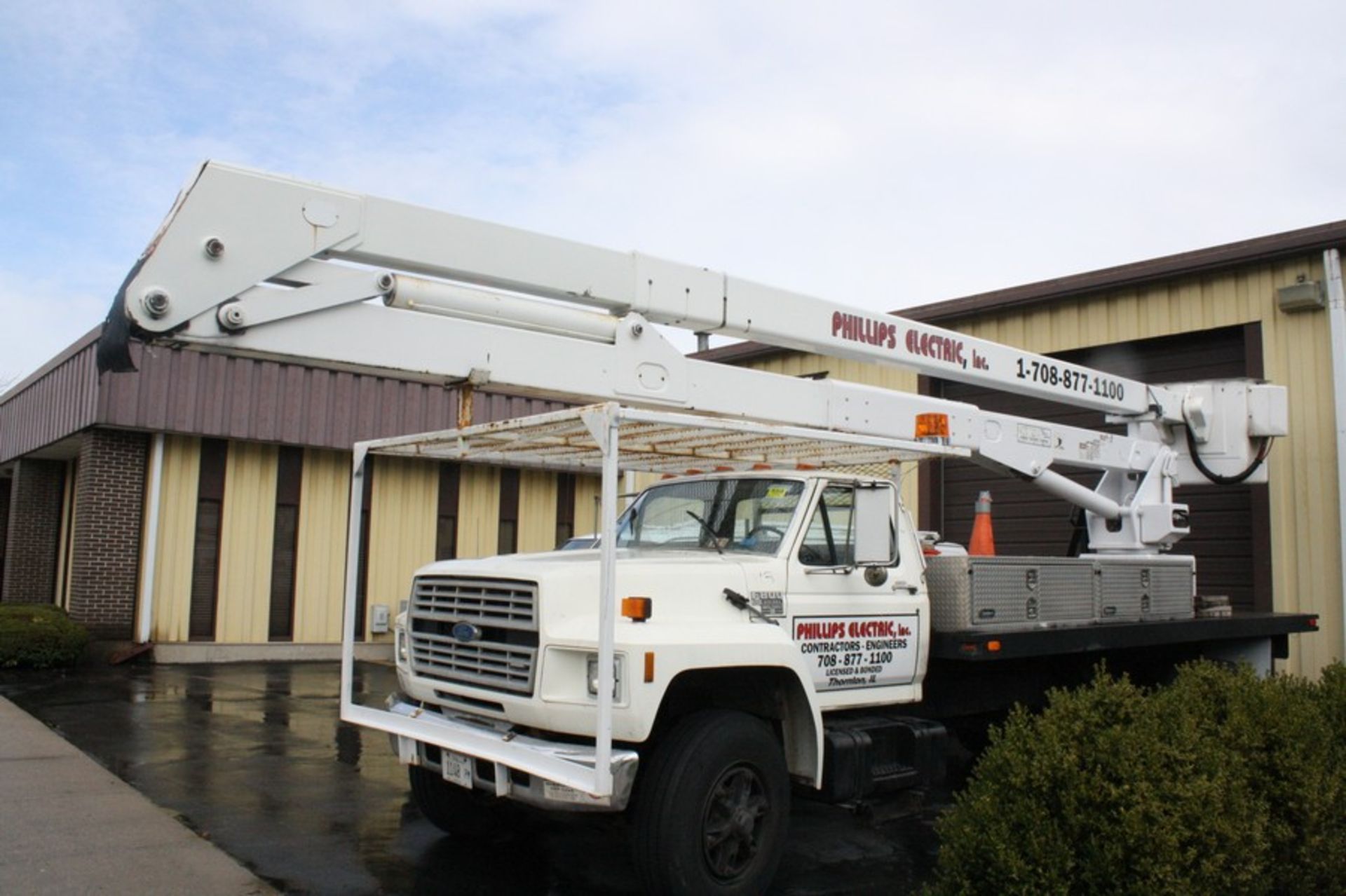 1992 FORD F800 BUCKET TRUCK, SINGLE AXLE, VIN 1FDPK84A7PVA05392, 7.8 L TURBO DIESEL, EATON FS6206A 6