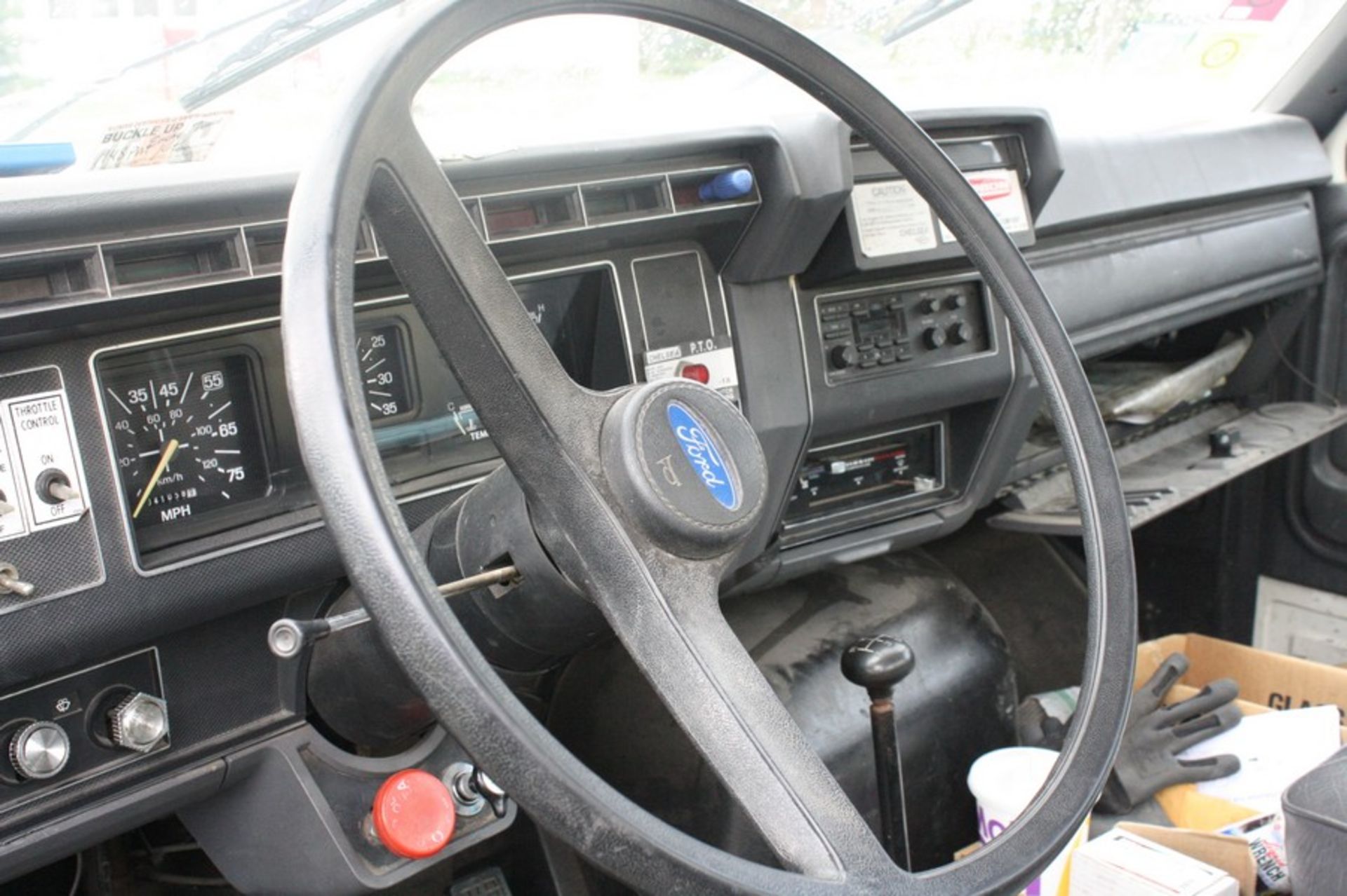 1992 FORD F800 BUCKET TRUCK, SINGLE AXLE, VIN 1FDPK84A7PVA05392, 7.8 L TURBO DIESEL, EATON FS6206A 6 - Image 6 of 10