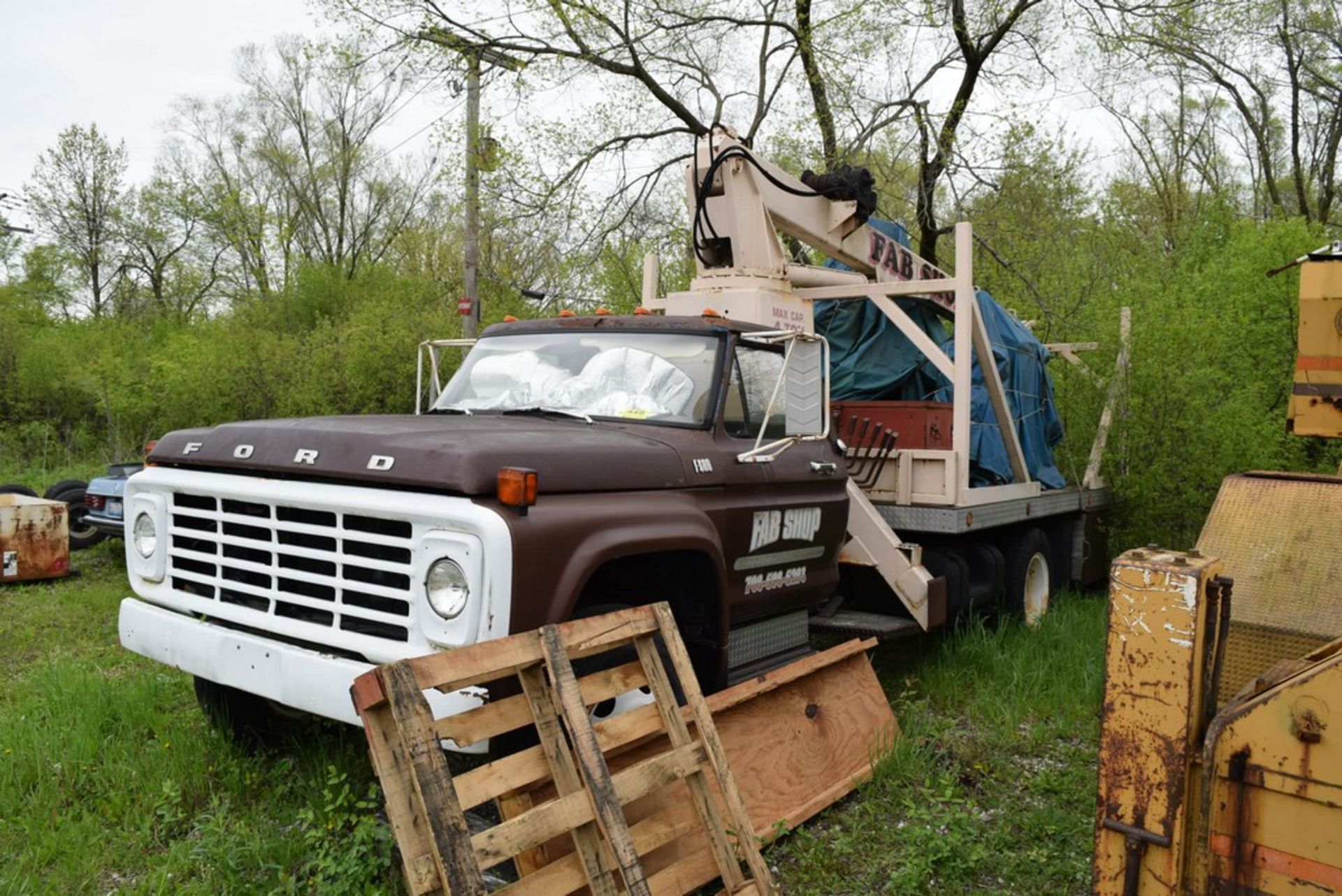 FORD F600 4 TON S/A BOOM TRUCK VIN: F60DVT02834, V8, 4 SPEED, 15’ FLATBED, MIDMOUNTED 4 TON S2 STAGE - Image 4 of 5