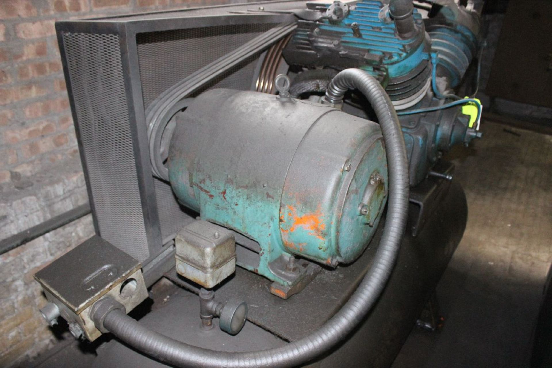 KELLOGG-CANADIAN 20HP Y-TYPE HORIZONTAL TANK MOUNTED AIR COMPRESSOR - Image 2 of 2