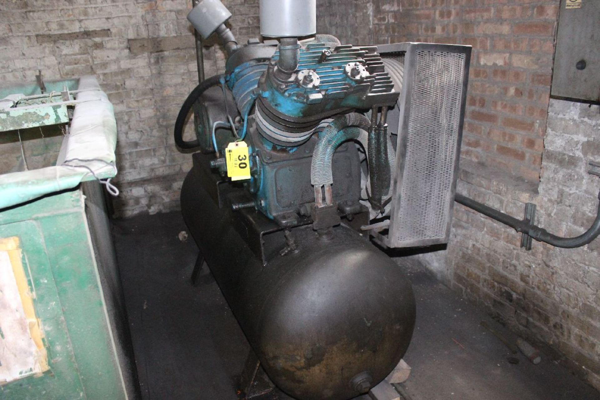 KELLOGG-CANADIAN 20HP Y-TYPE HORIZONTAL TANK MOUNTED AIR COMPRESSOR