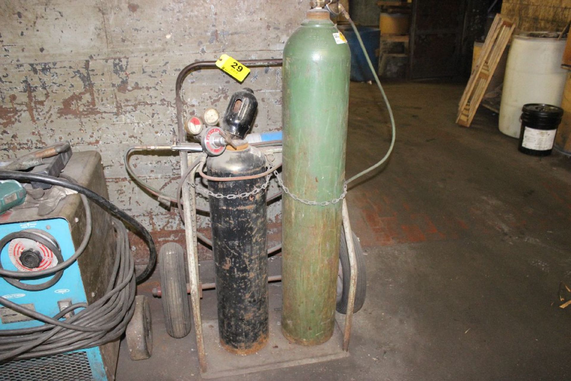 PORTABLE TWO TANK TORCH CART WITH TORCH, HOSE, REGULATOR AND TANKS