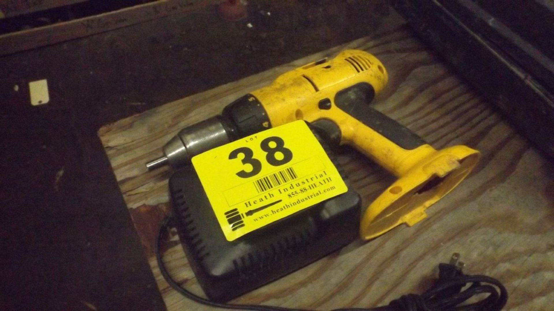 DEWALT 18 V CORDLESS DRILL W/CHARGER (NO BATTERY)