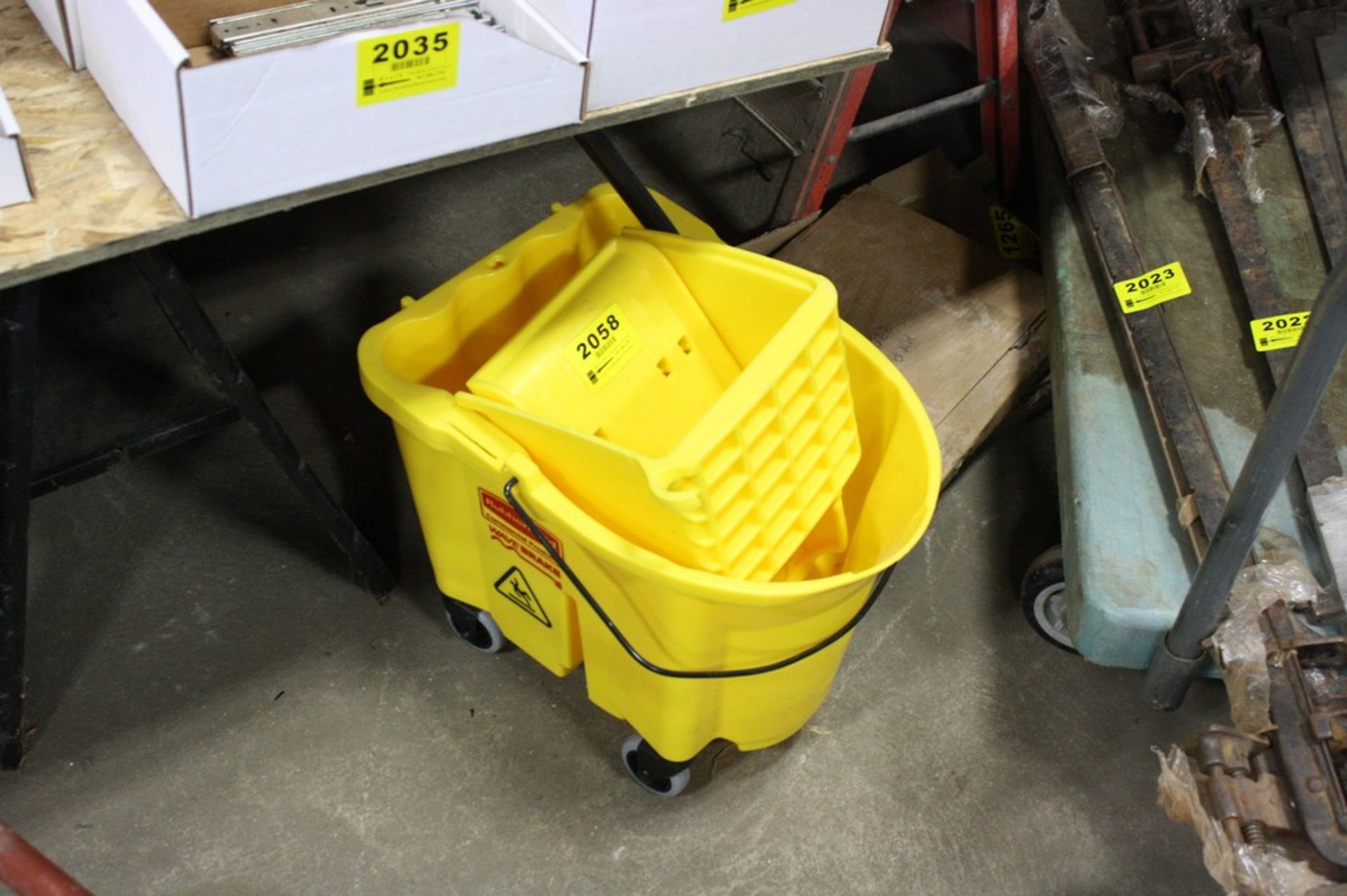 RUBBERMAID WAVEBRAKE MOP BUCKET