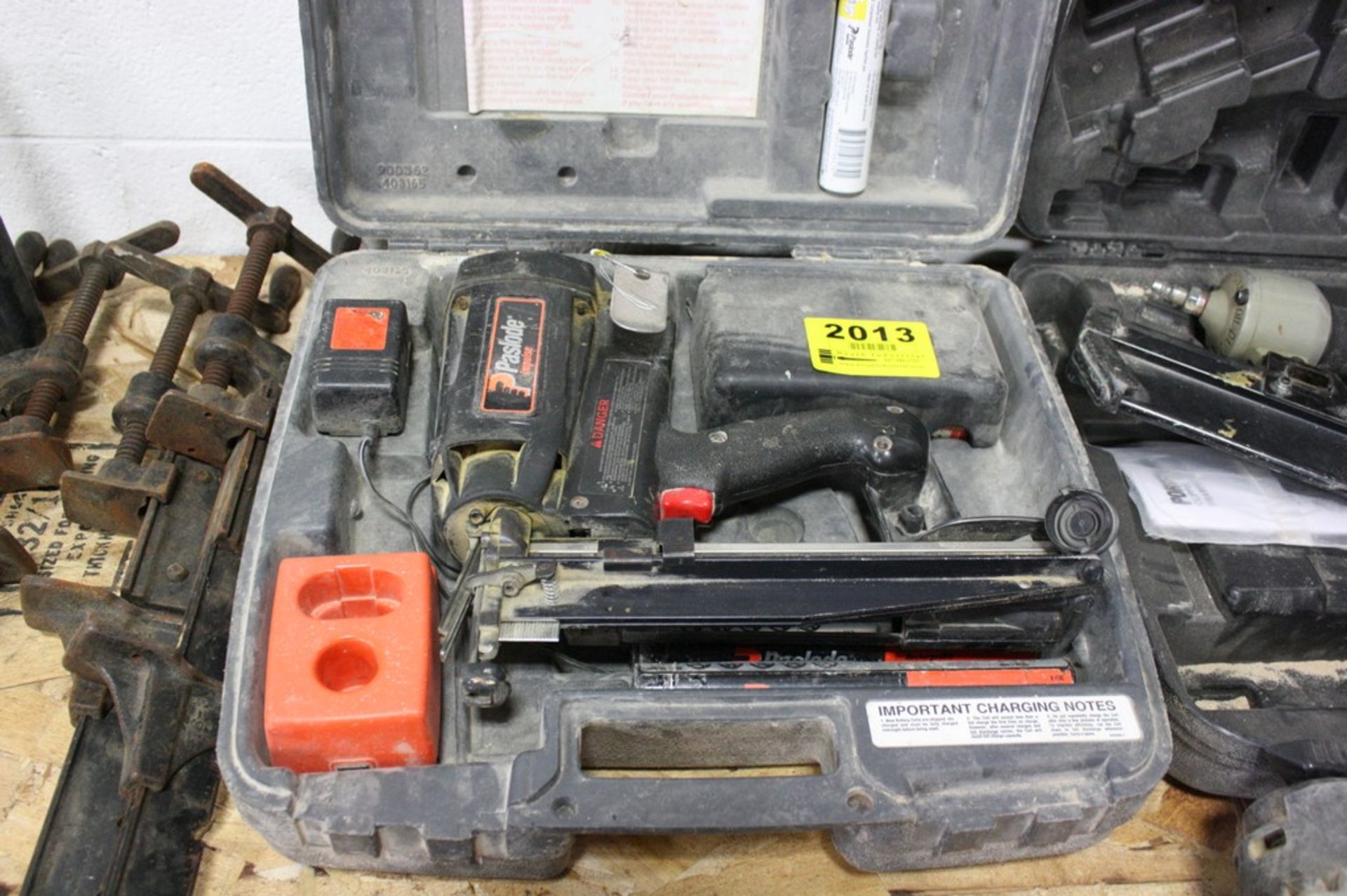 PASLODE IMPULSE MODEL IM250 SOLID STATE FINISH NAILER W/BATTERIES AND CHARGER