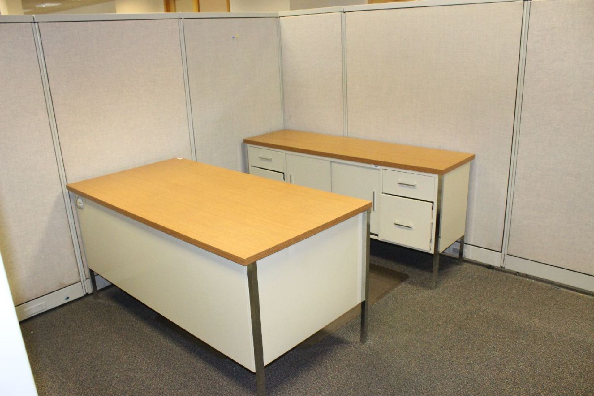 CUBICLE SECTION WITH STEEL FURNITURE-APPROX. AREA - 18' X 18' - Image 2 of 4