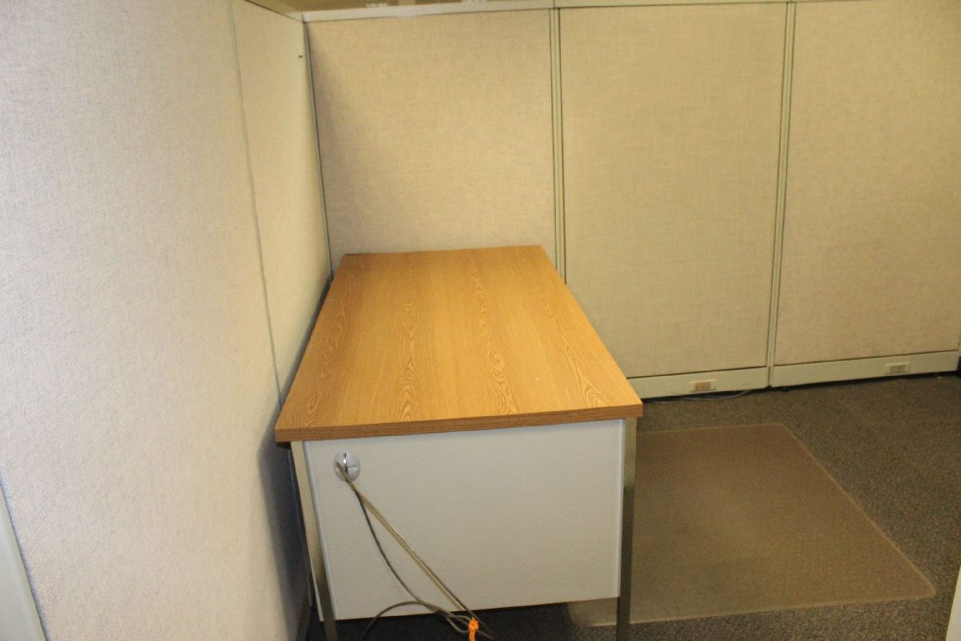 CUBICLE SECTION WITH STEEL FURNITURE-APPROX. AREA - 18' X 18' - Image 4 of 4