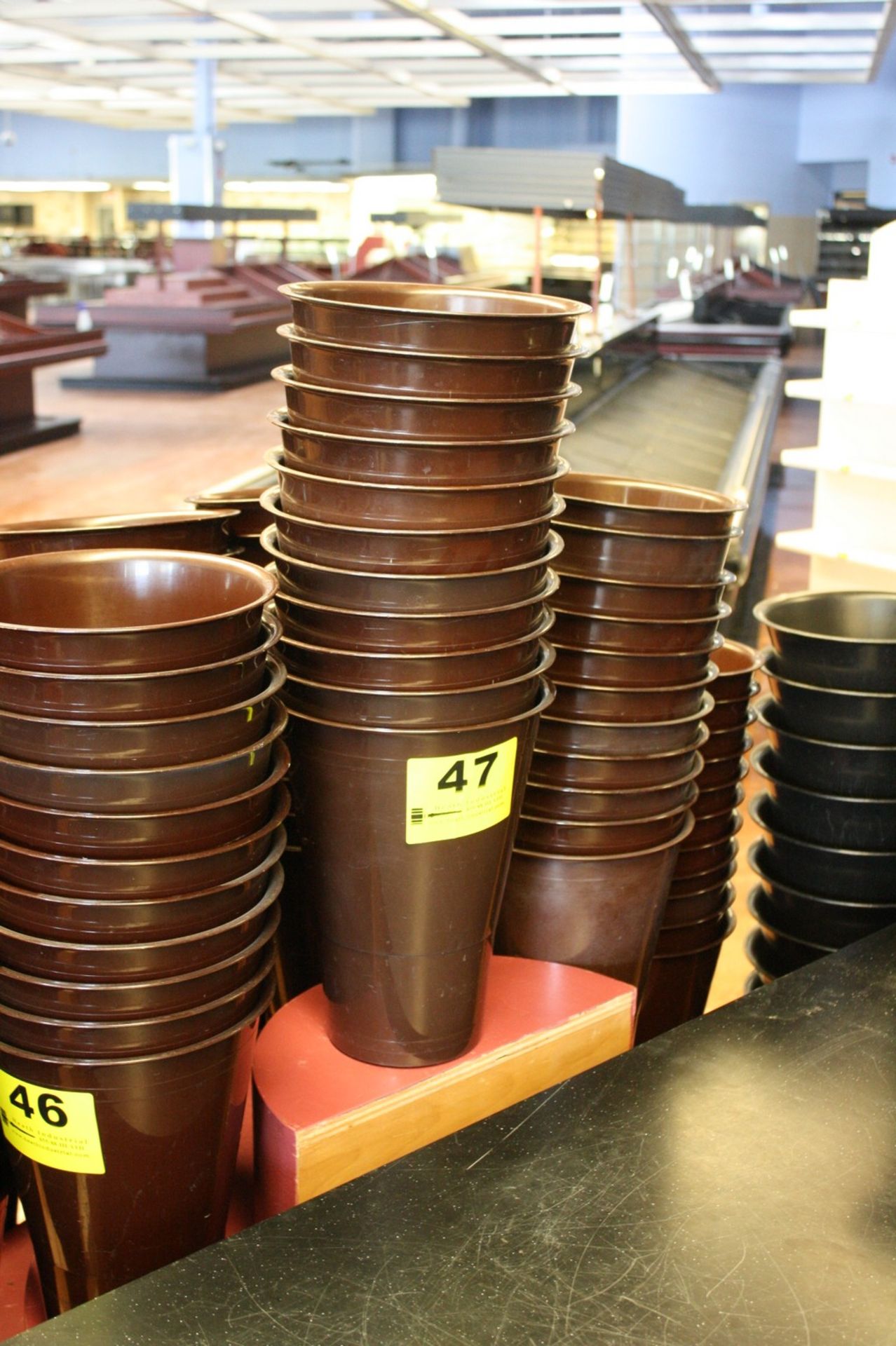 (11) PLASTIC FLOWER POTS