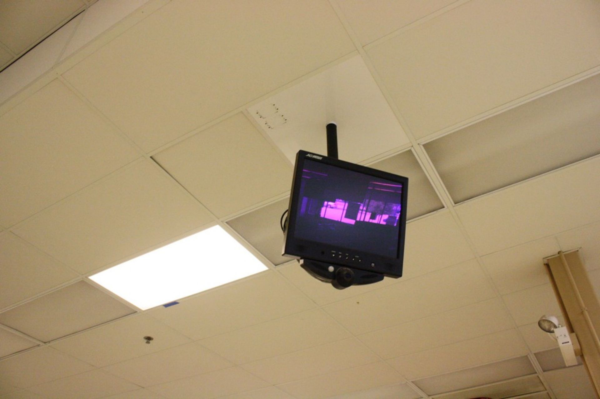 AMERICAN DYNAMICS SECURITY TV WITH CAMERA AND MOUNTING BRACKET