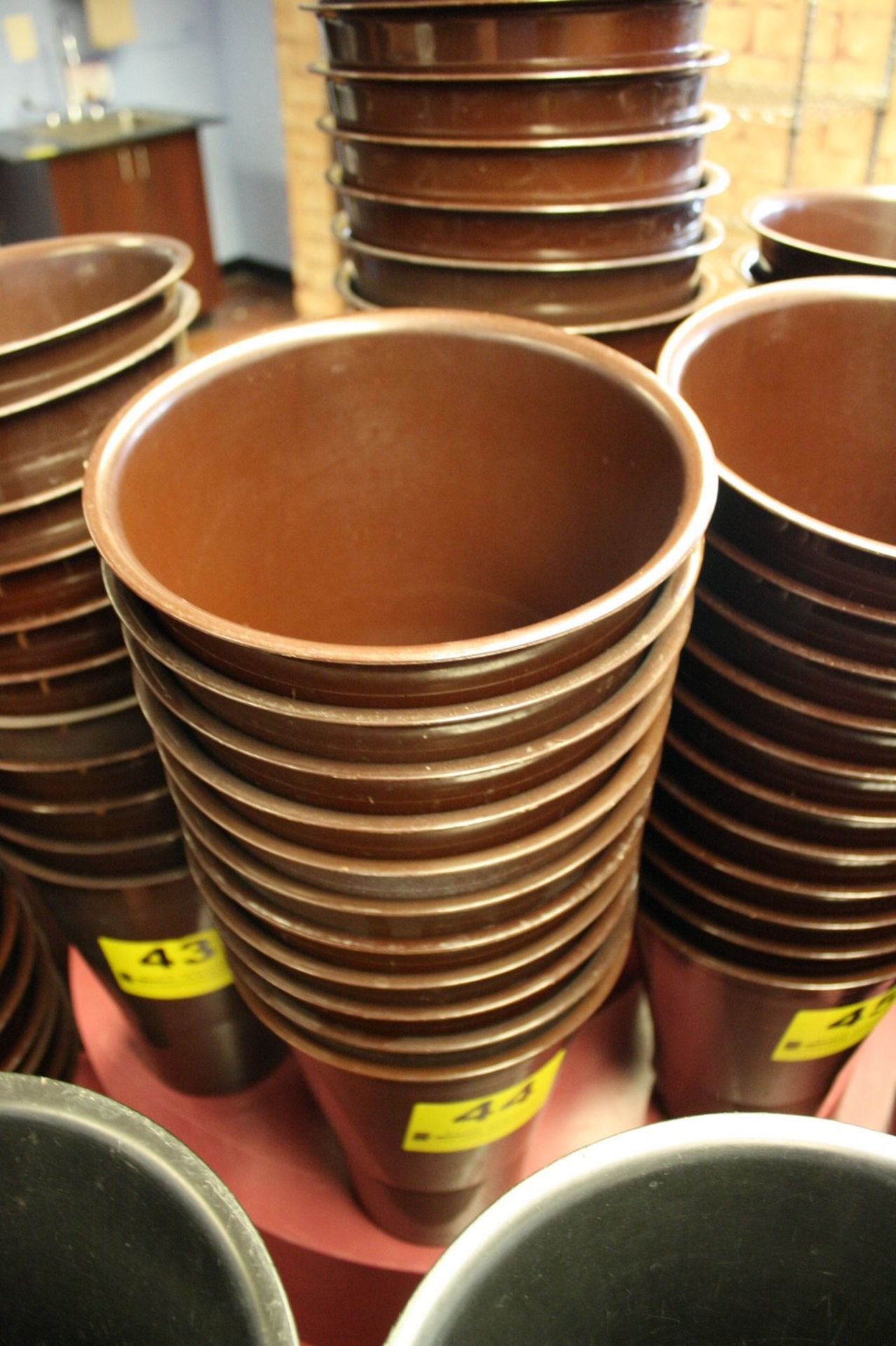 (11) PLASTIC FLOWER POTS