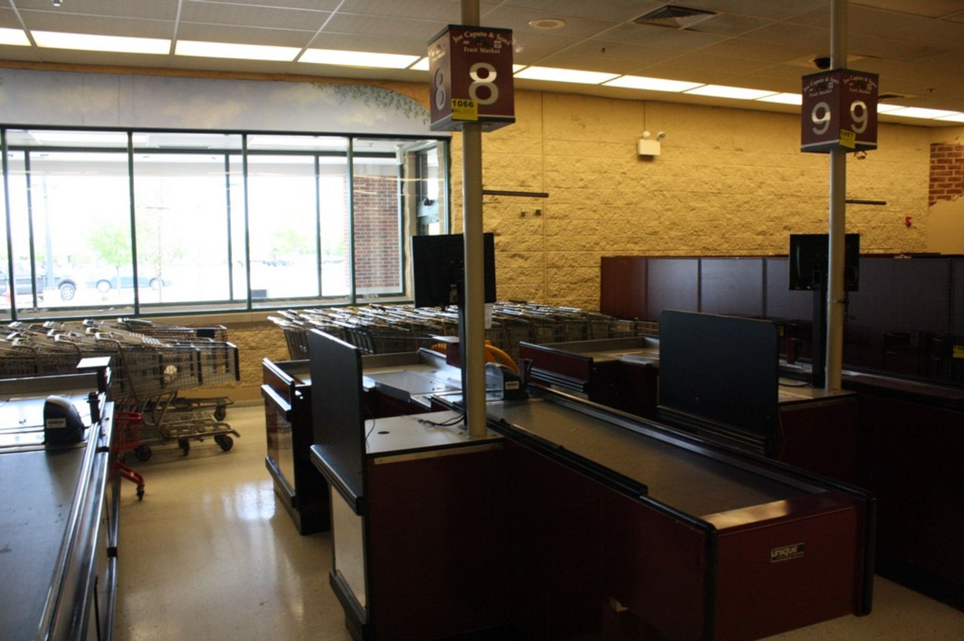 UNIQUE CHECKOUT SYSTEMS CASHIER'S LANE W/BELT CONVEYOR, METROLOGIC SCANNER/SCALE, AND TATUNG DIGITAL