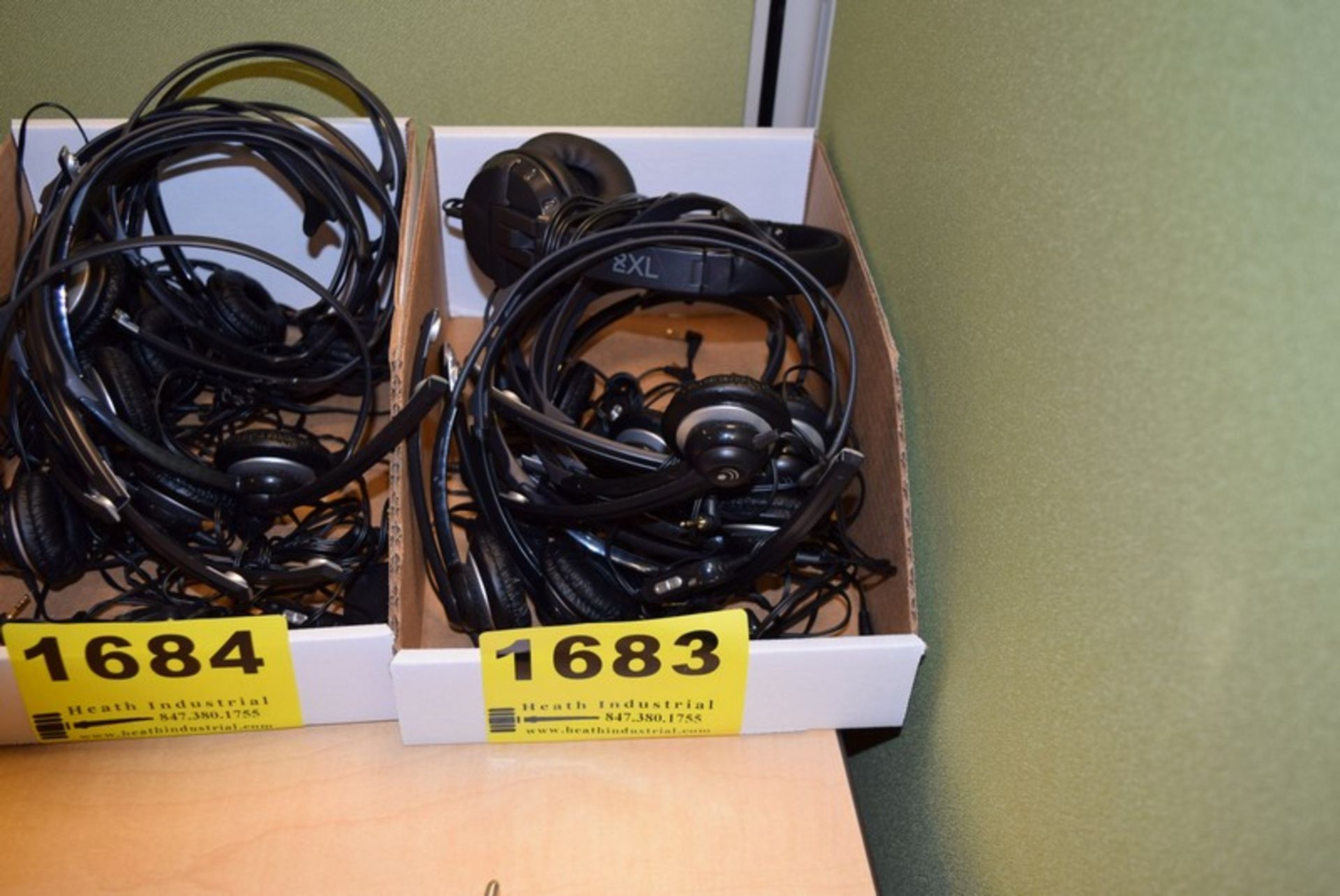 LOT: ASSORTED PLANTRONICS CORDLESS HEAD SETS IN BOX