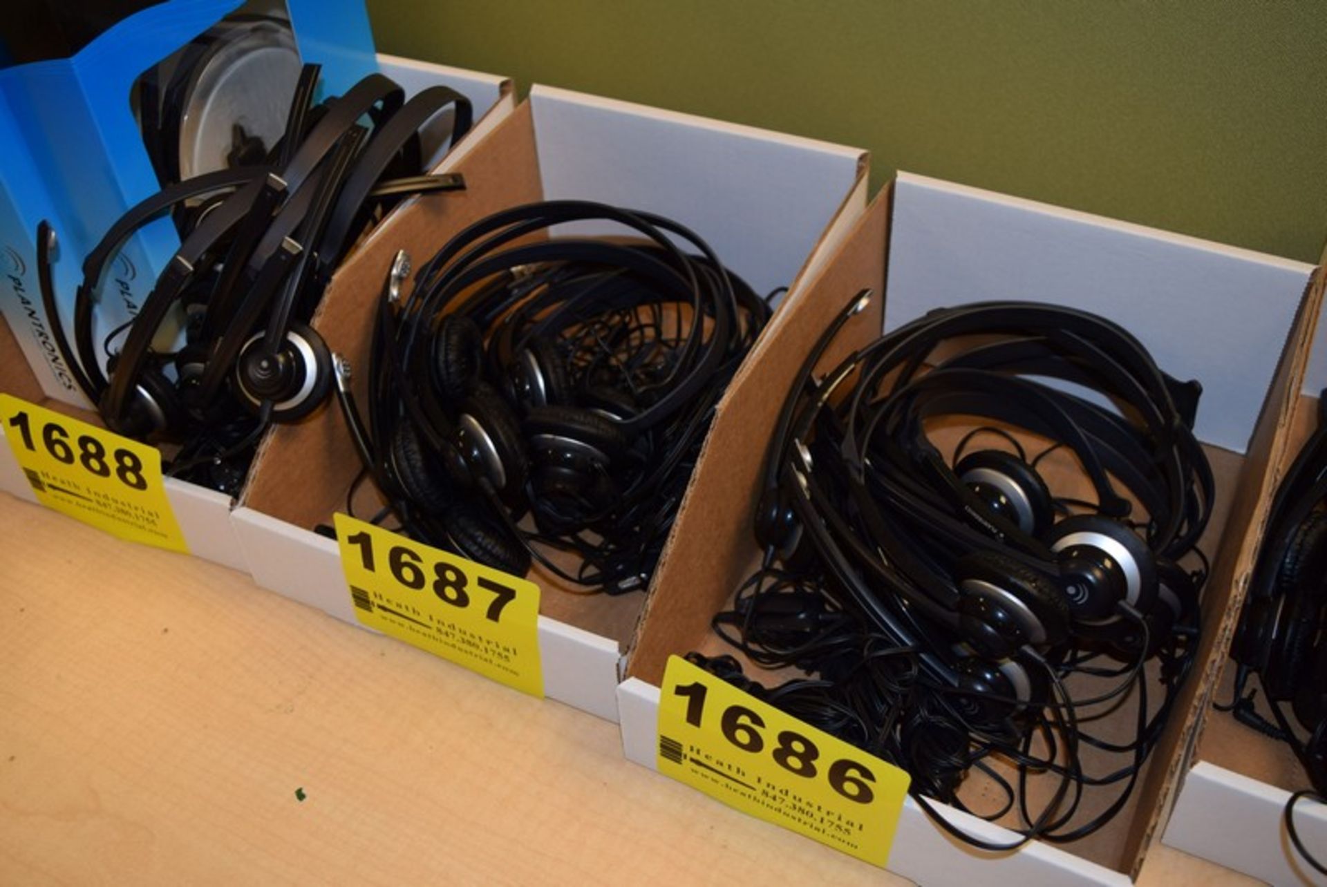 LOT: ASSORTED PLANTRONICS CORDLESS HEAD SETS IN BOX