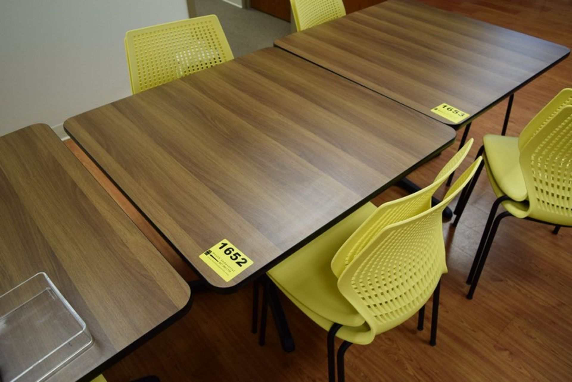 36" X 36" WOOD LAMINATE TOP SINGLE PEDESTAL TABLE W/ (4) PLASTIC STACKABLE POSTURE CHAIRS