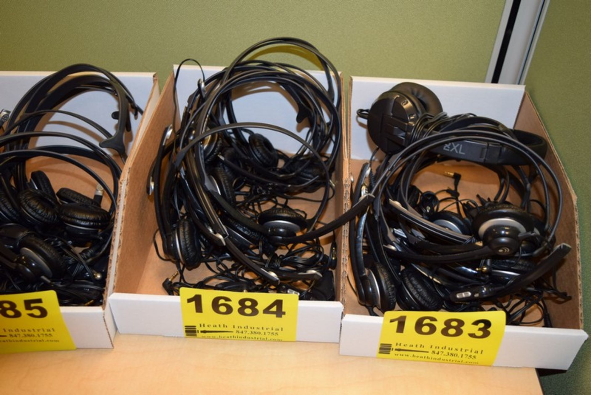 LOT: ASSORTED PLANTRONICS CORDLESS HEAD SETS IN BOX