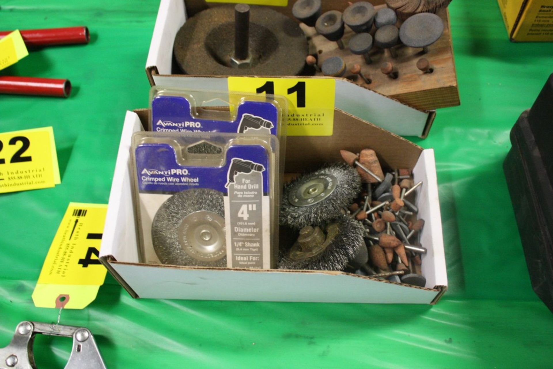 LOT: ASSORTED WIRE WHEELS (NEW) AND GRIDING STONES IN BOX