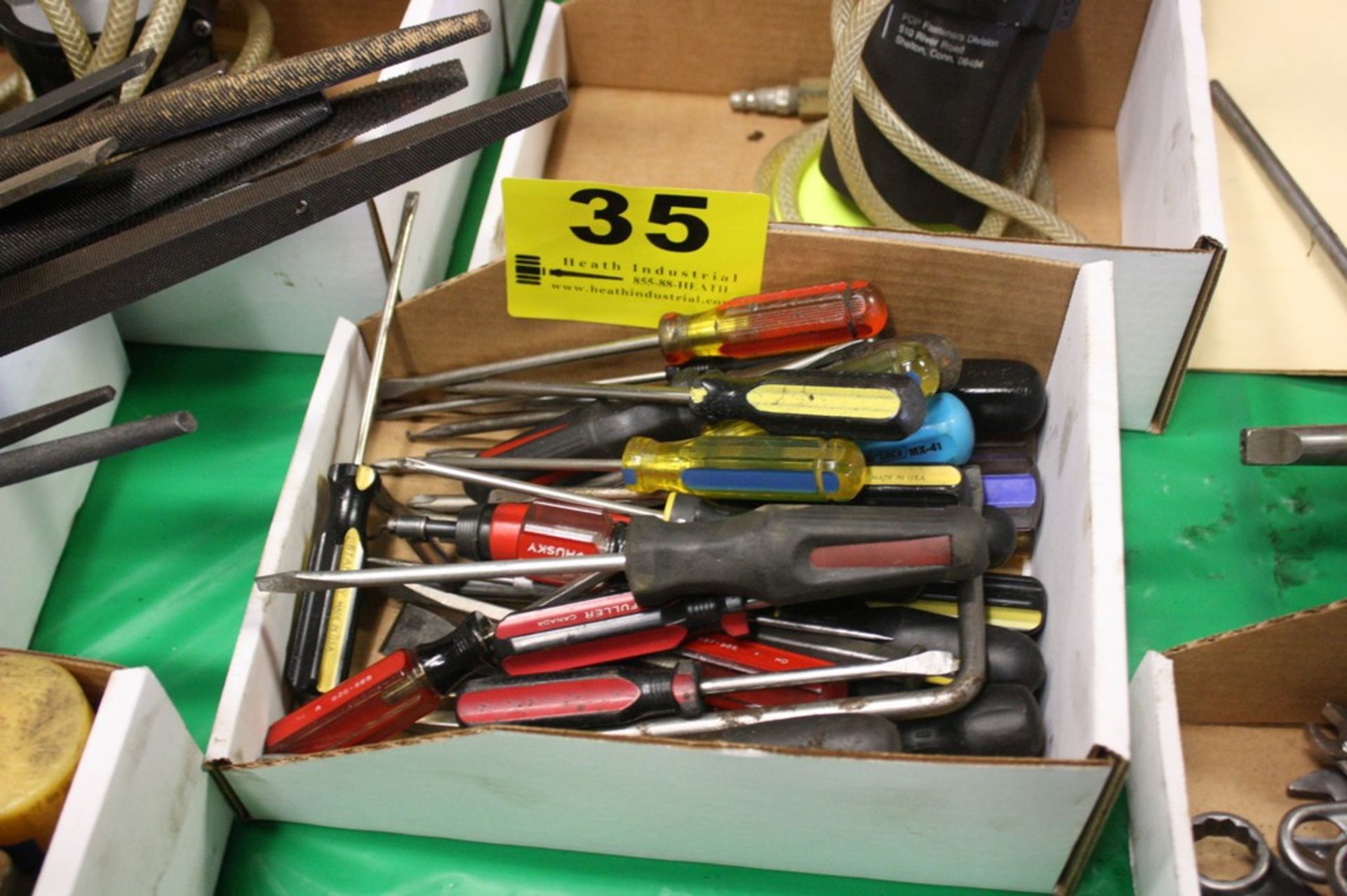 ASSORTED SCREWDRIVERS IN BOX