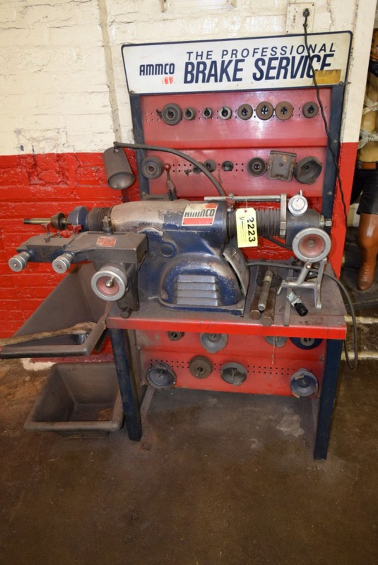 AMMCO BRAKE LATHE S/N: 91264 W/ FACING TOOL ATTACHMENT ON AMMCO BENCH - Image 2 of 7