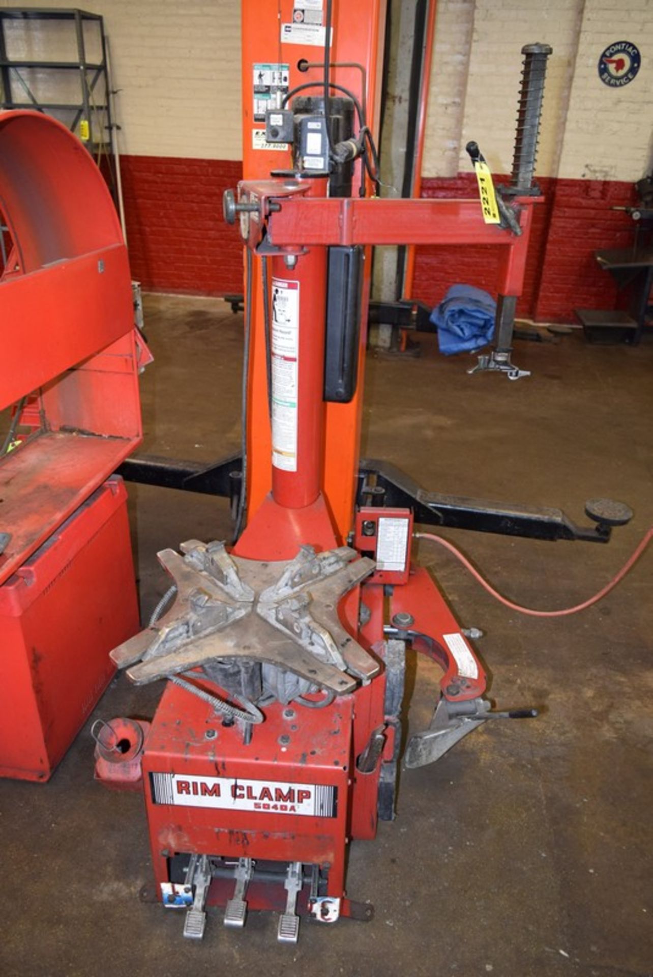 COATS 5040A RIM CLAMP TIRE MACHINE S/N: 0611105215 - Image 2 of 5