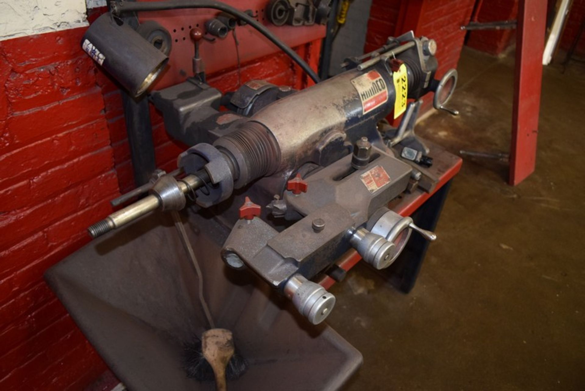 AMMCO BRAKE LATHE S/N: 91264 W/ FACING TOOL ATTACHMENT ON AMMCO BENCH - Image 4 of 7