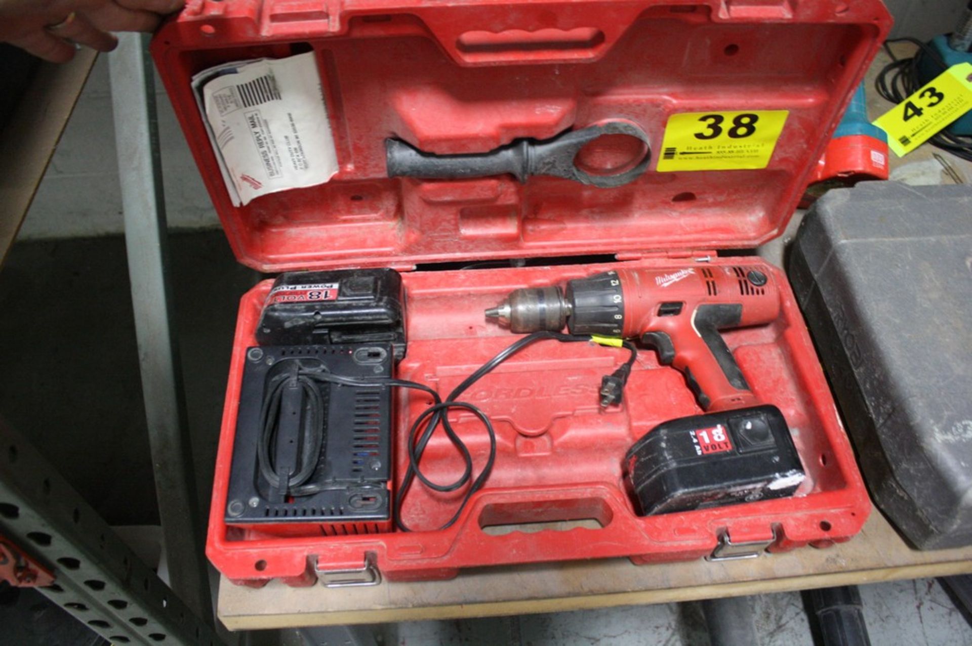 MILWAUKEE 18 VOLT CORDLESS DRILL W/BATTERY AND CHARGER