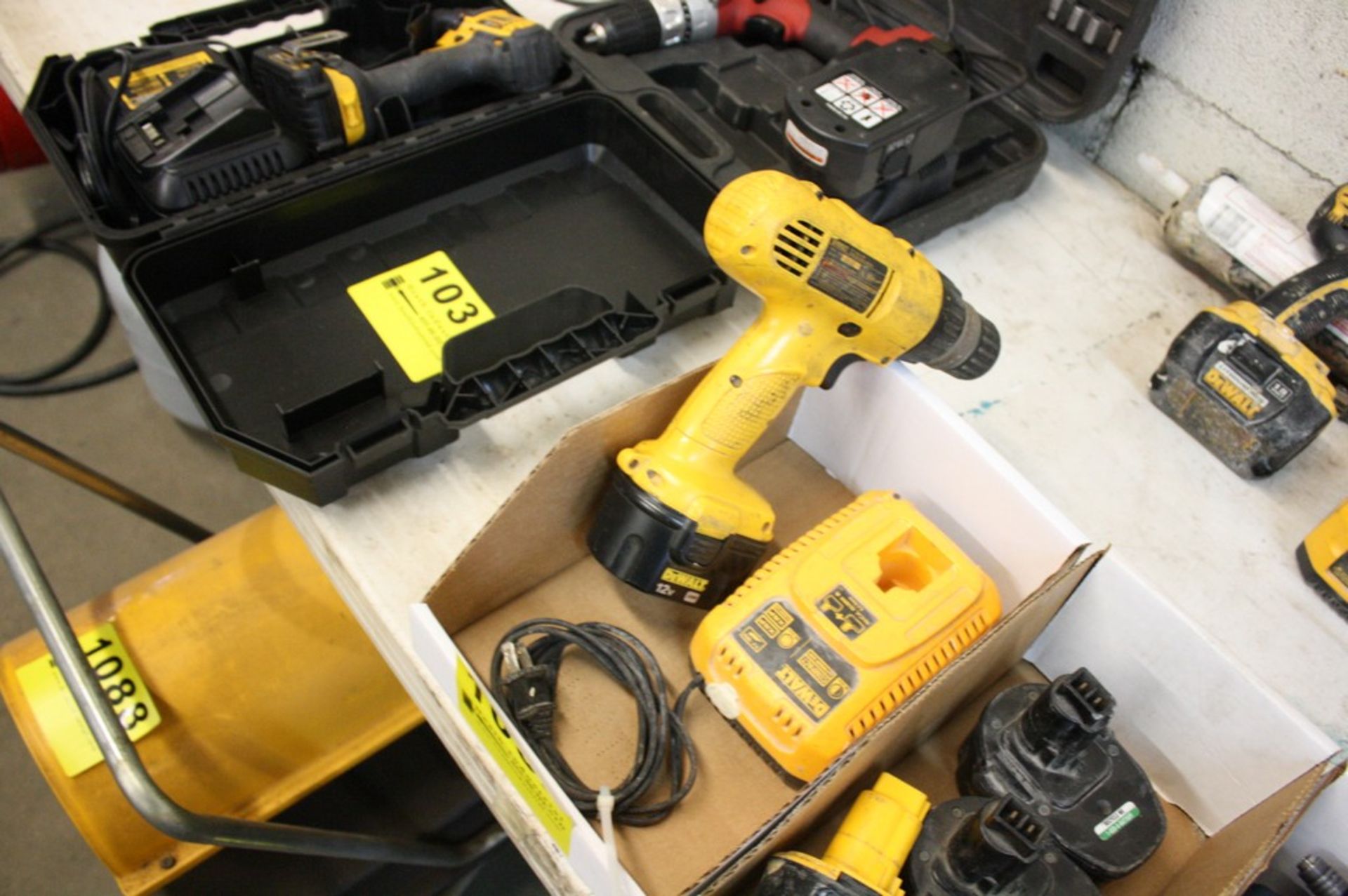 DEWALT MODEL DW927, 3/8'' CORDLESS DRILL/DRIVER W/12 V BATTERY AND CHARGER