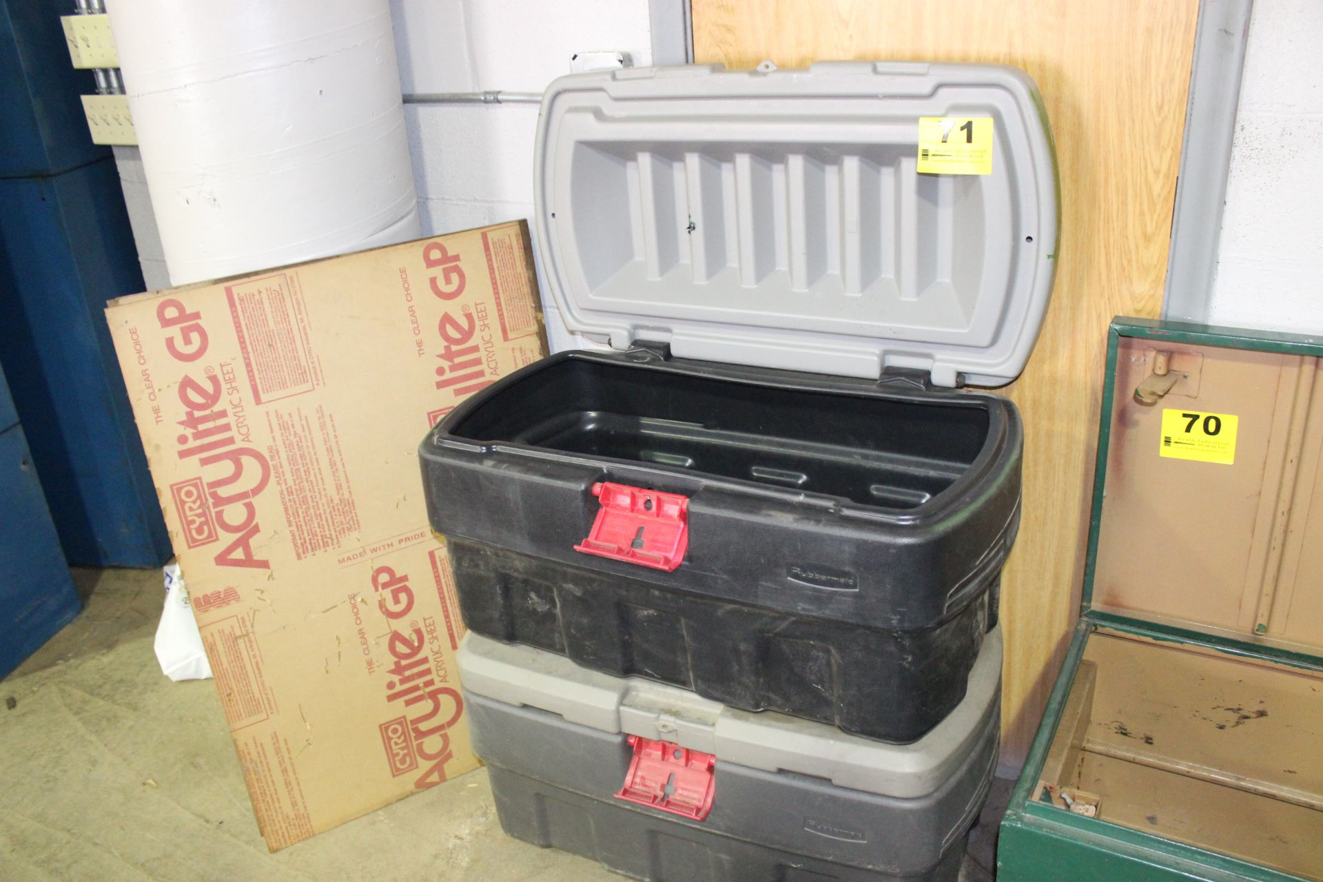 (2) RUBBERMAID PLASTIC BINS