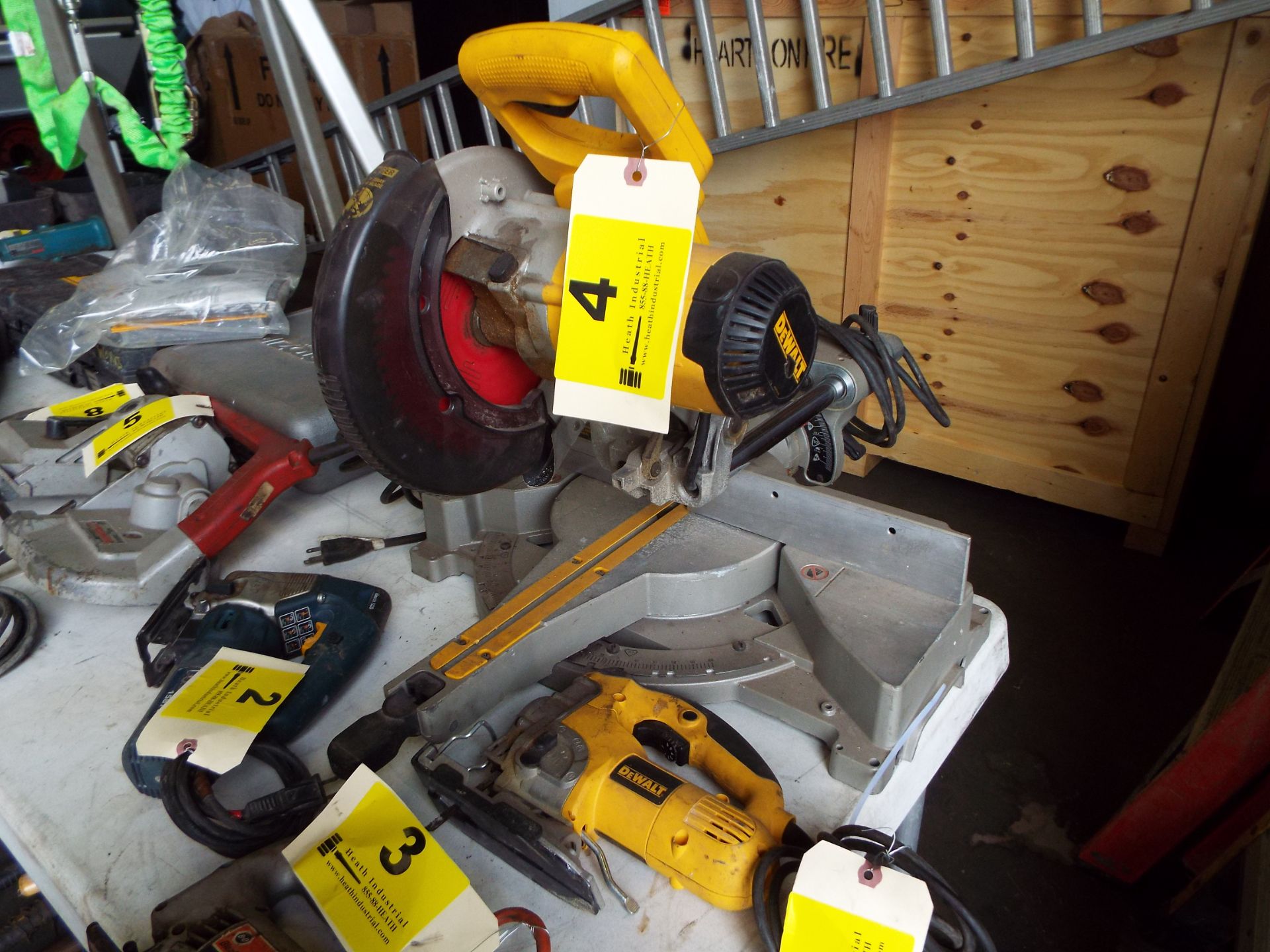 DEWALT MODEL DW712, 8 1/2'' SLIDING COMPOUND MITER SAW