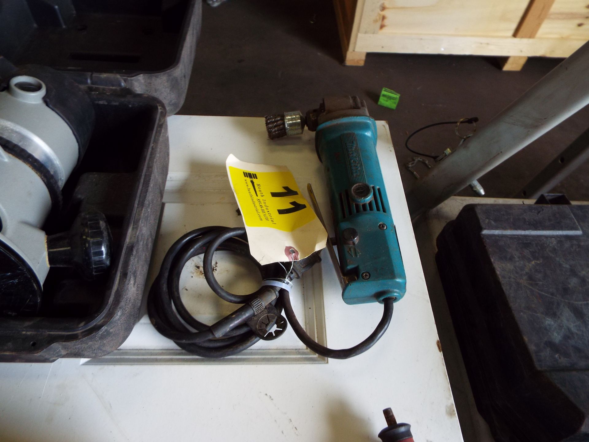 MAKITA MODEL DA3000R RIGHT ANGLE GRINDER