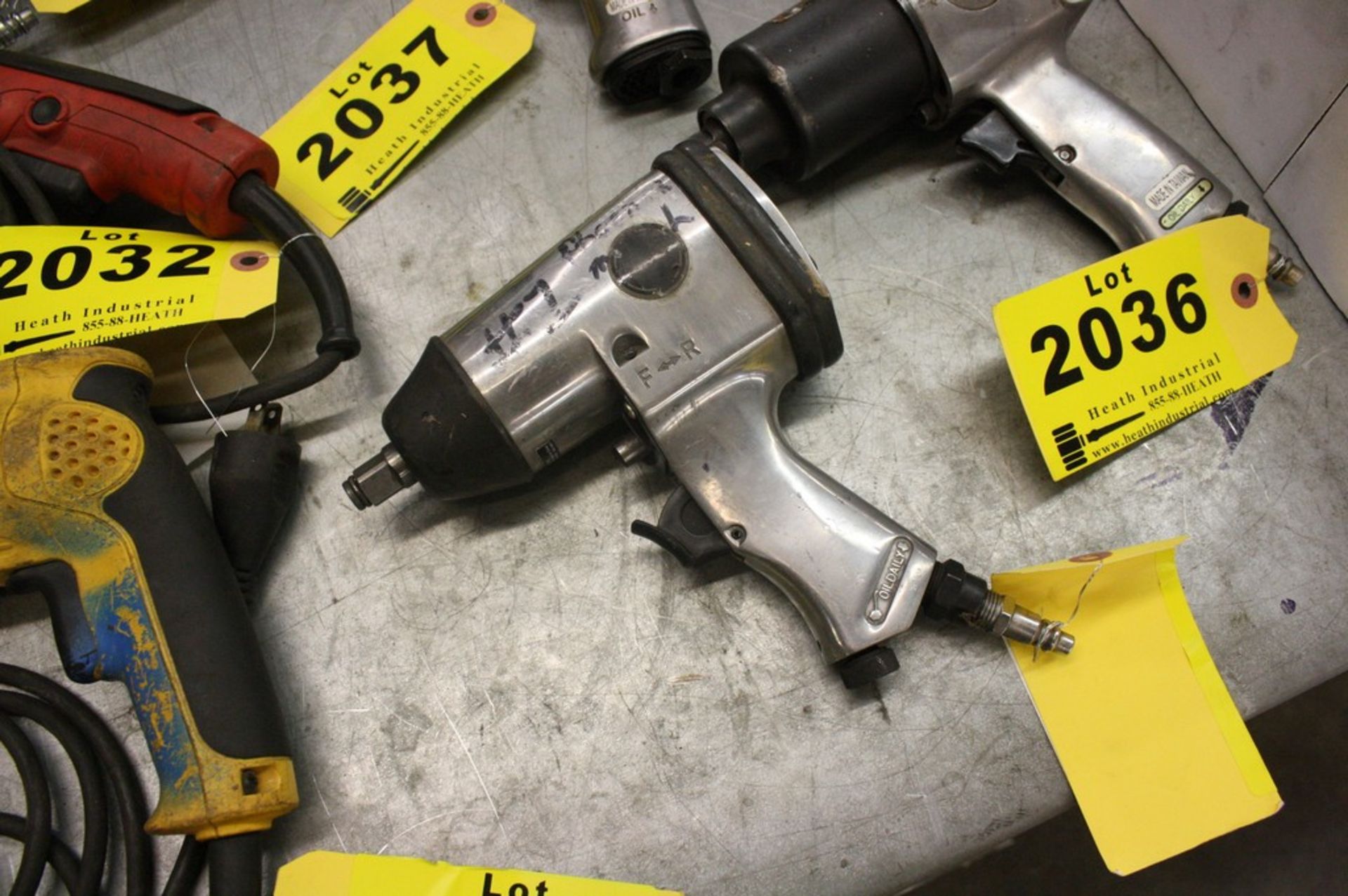 PNEUMATIC 1/2" IMPACT WRENCH