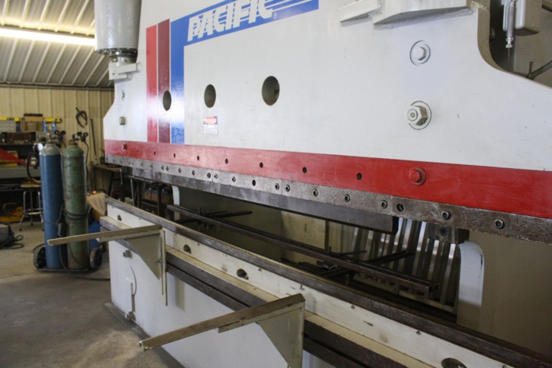 PACIFIC Model 300-12 300 TON X 12 FT. X 5/16” HYDRAULIC PRESS BRAKE S/N N/A: Overall length of bed & - Image 5 of 10