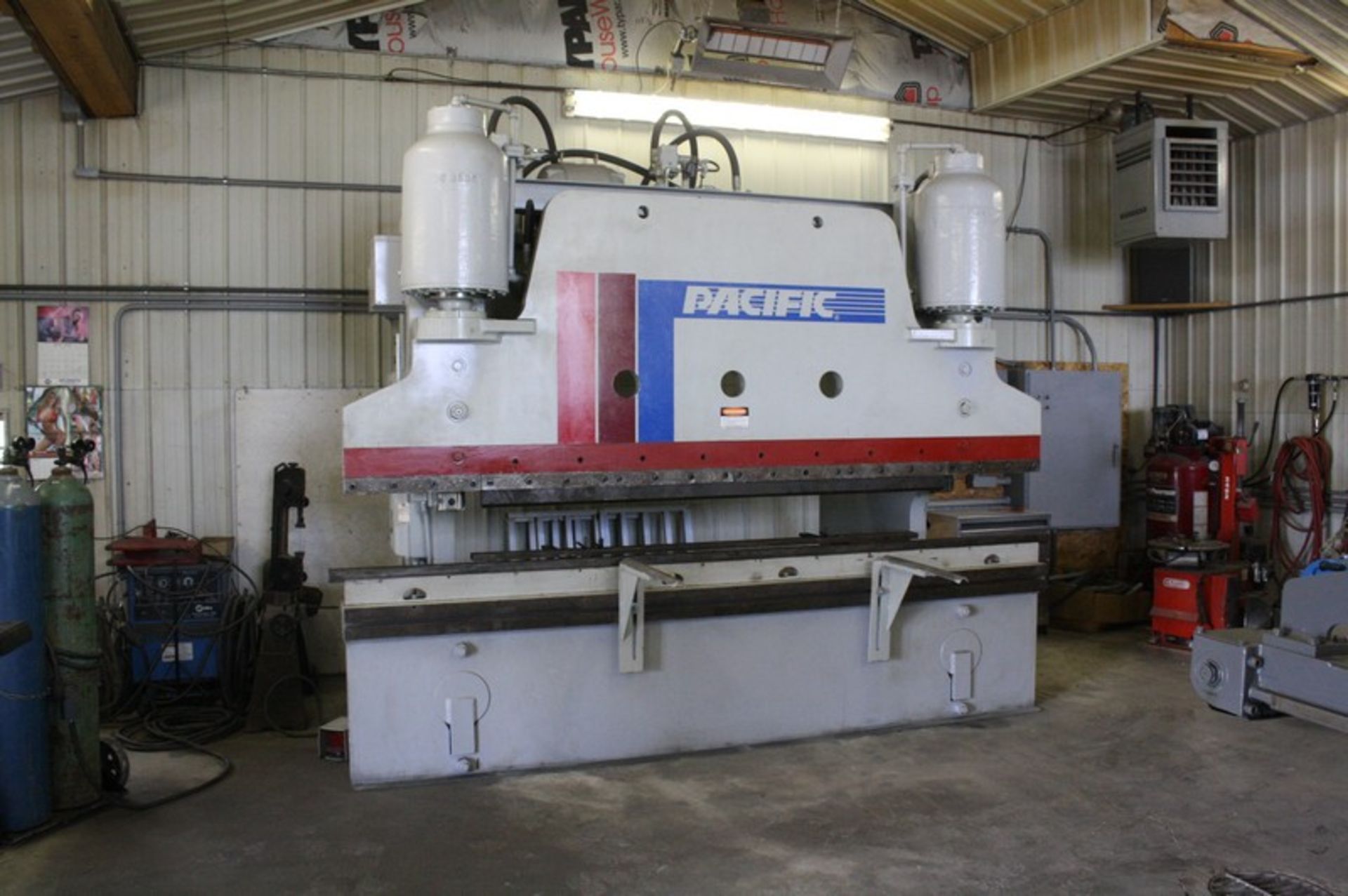 PACIFIC Model 300-12 300 TON X 12 FT. X 5/16” HYDRAULIC PRESS BRAKE S/N N/A: Overall length of bed & - Image 2 of 10