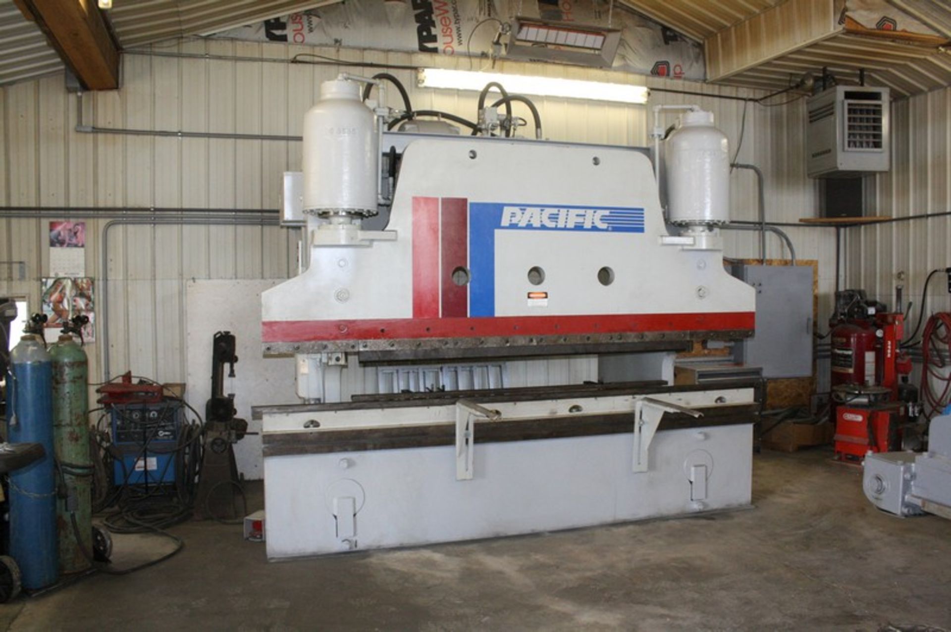 PACIFIC Model 300-12 300 TON X 12 FT. X 5/16” HYDRAULIC PRESS BRAKE S/N N/A: Overall length of bed & - Image 3 of 10