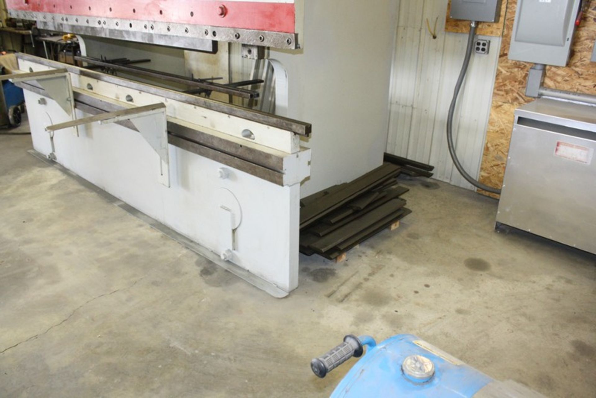 PACIFIC Model 300-12 300 TON X 12 FT. X 5/16” HYDRAULIC PRESS BRAKE S/N N/A: Overall length of bed & - Image 9 of 10