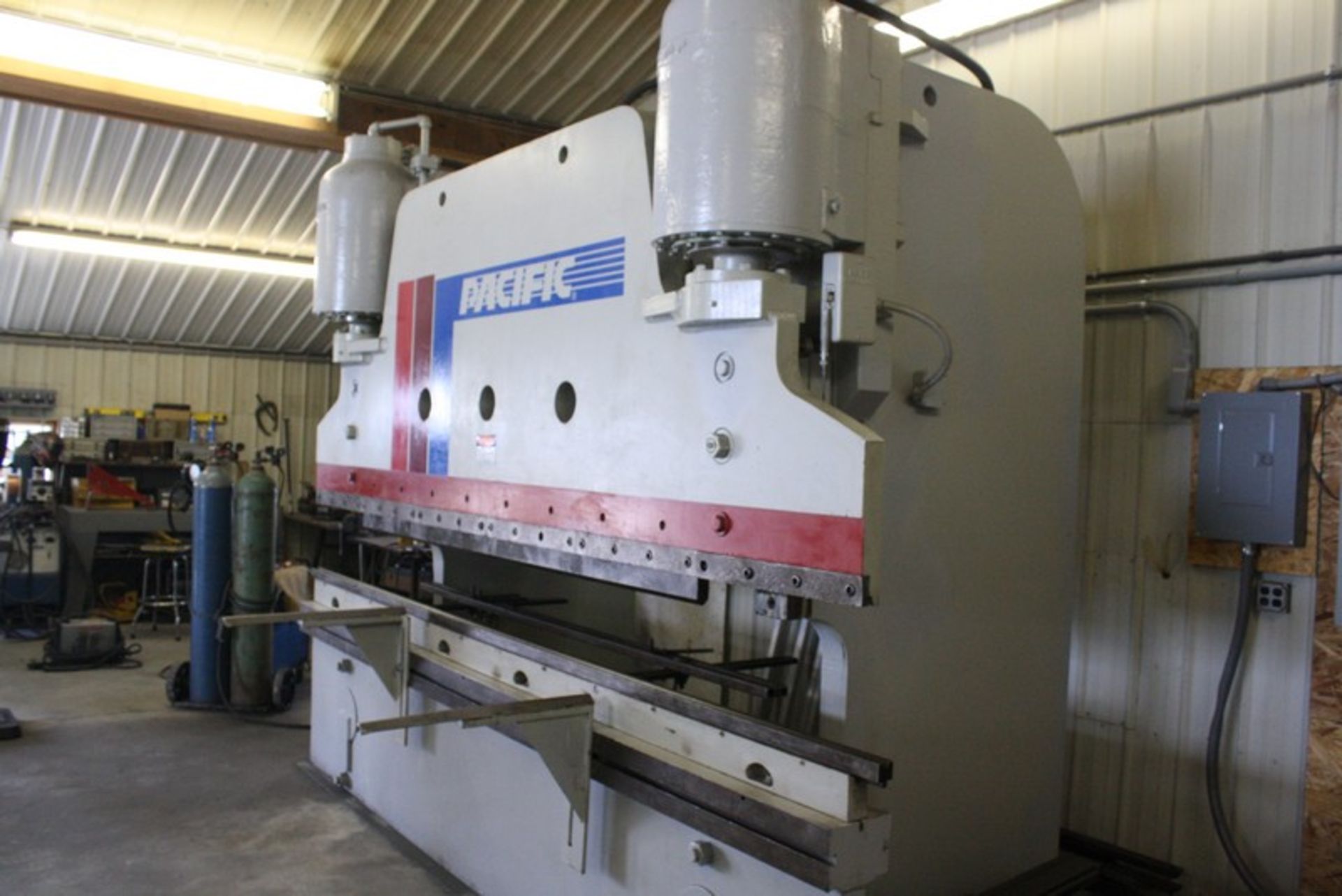 PACIFIC Model 300-12 300 TON X 12 FT. X 5/16” HYDRAULIC PRESS BRAKE S/N N/A: Overall length of bed & - Image 4 of 10