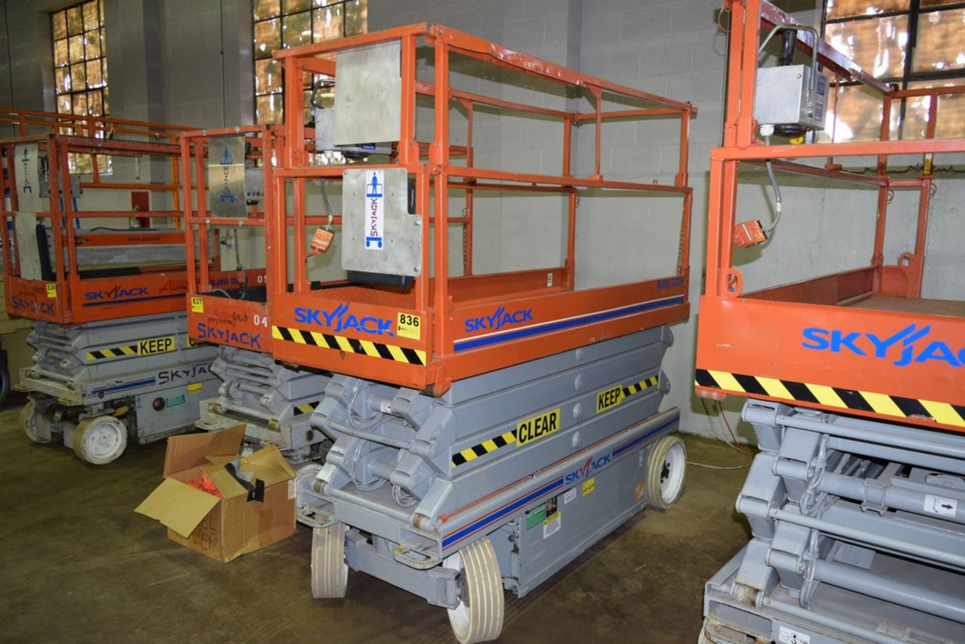 SKYJACK MODEL SJIII 3226, 26' ELECTRIC SCISSOR LIFT, S/N 271286 (NEW 2003), 500LB. CAPACITY, NON- - Image 2 of 3