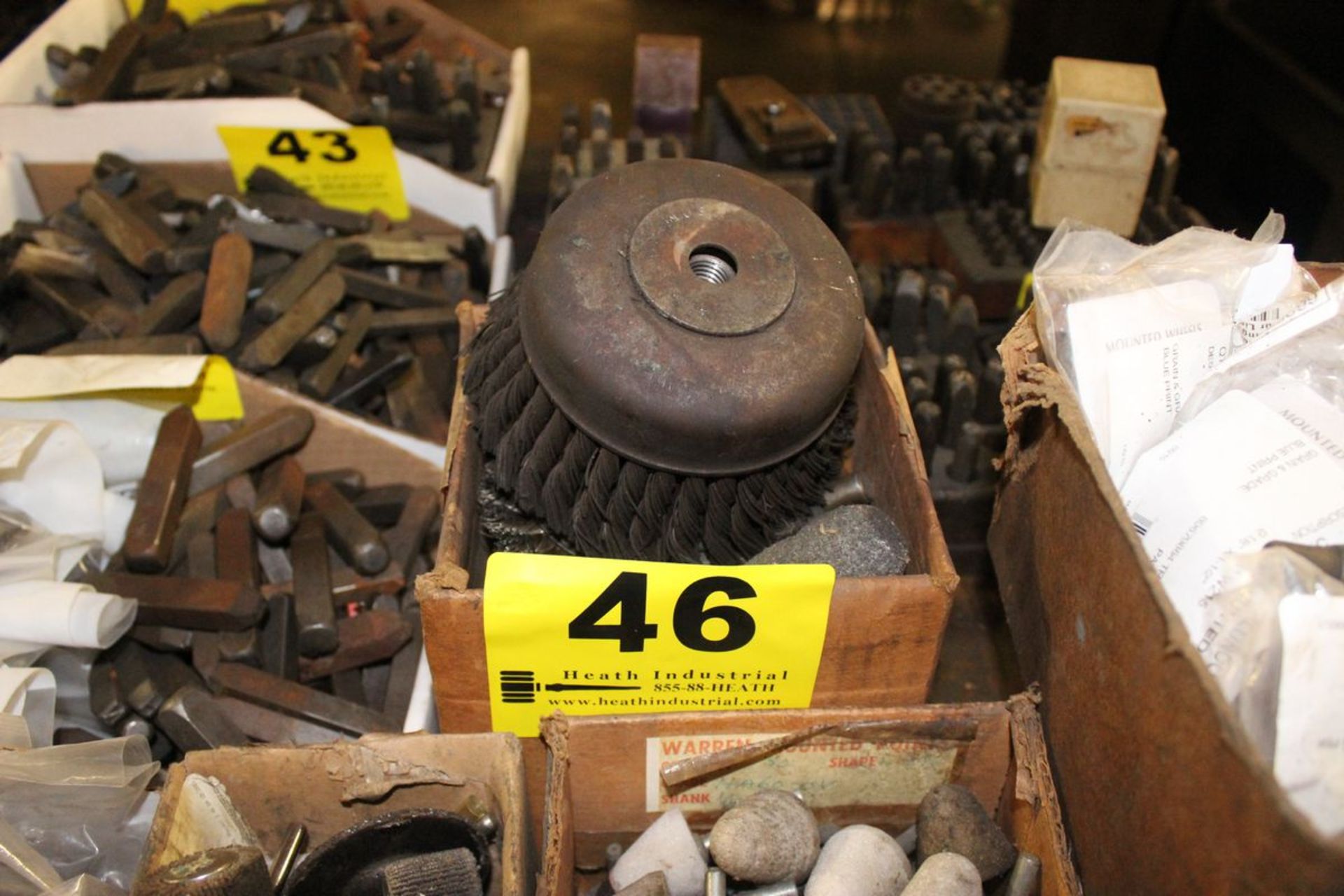 LOT: GRINDING STONES, ETC IN BOX