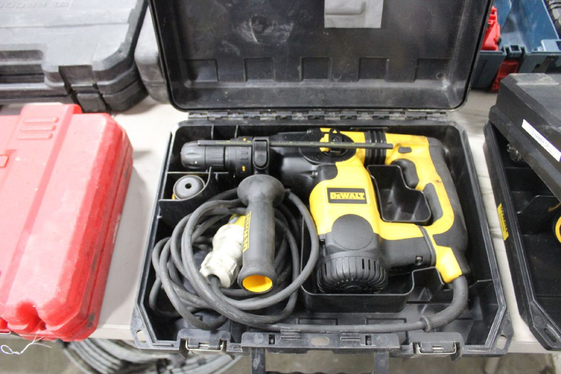 DEWALT MODEL 25324 1" L-SHAPED SDS ROTARY HAMMER WITH QUICK CHANGE CHUCK AND CASE