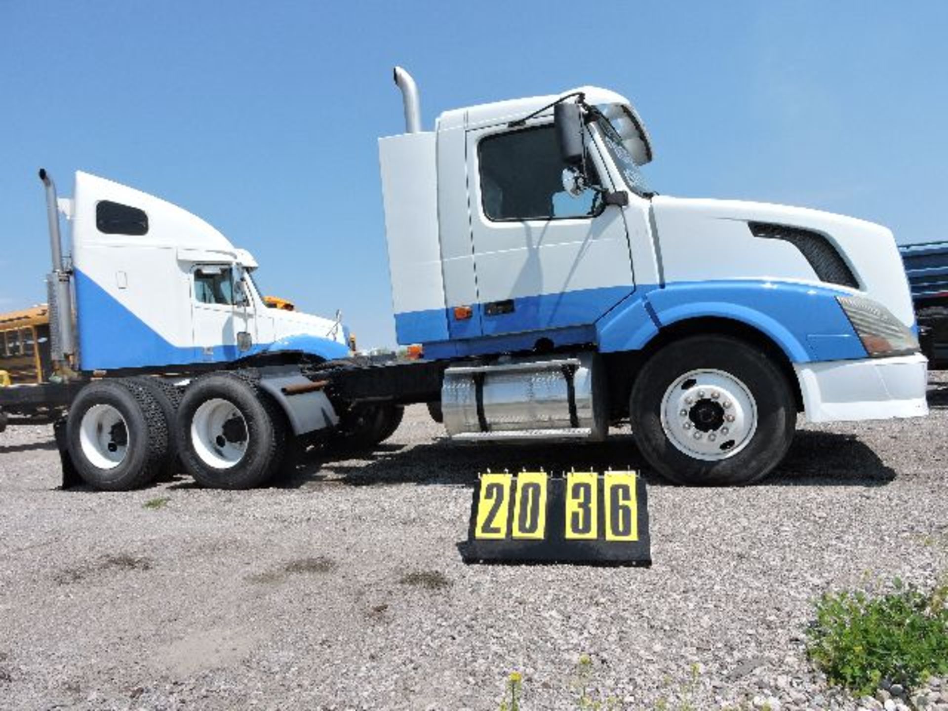 2005 Volvo VNL 64T Daycab.Vin: 4V4NC9TJ45N404813. ISX 475hp. Eaton/Fuller 10-Speed, Air Ride, Twin - Image 2 of 3