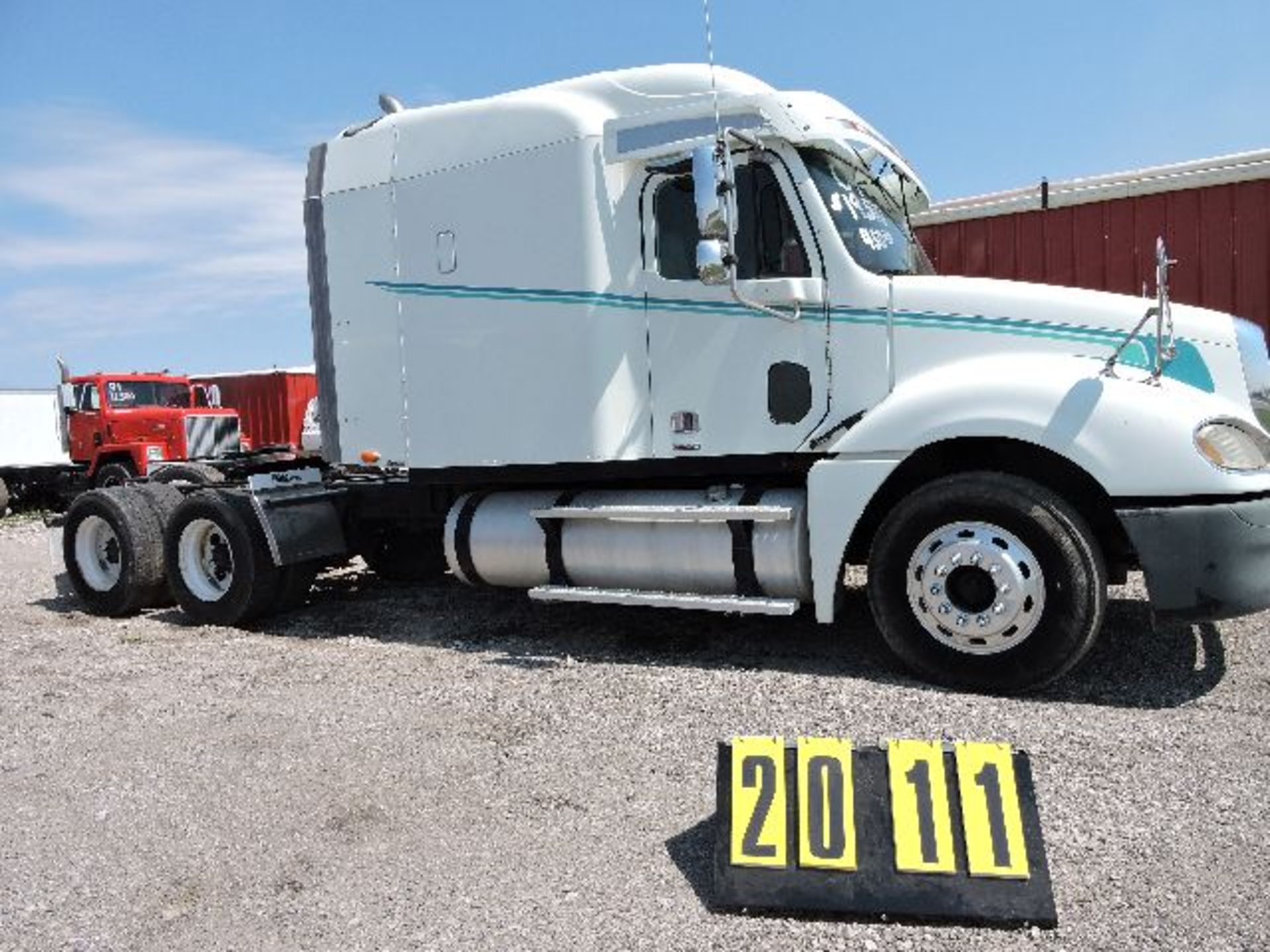 2004 Freightliner Columbia truck tractor. 72" Sleeper Cab, Mercedes 450hp. Twin 150 gal. Fuel