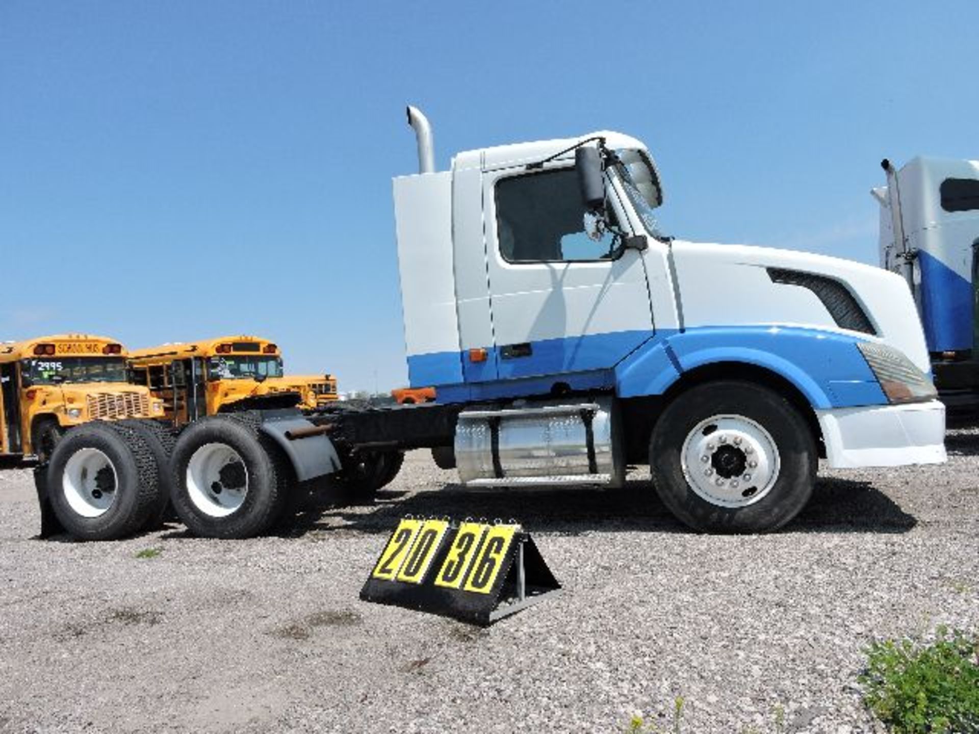 2005 Volvo VNL 64T Daycab.Vin: 4V4NC9TJ45N404813. ISX 475hp. Eaton/Fuller 10-Speed, Air Ride, Twin - Image 3 of 3